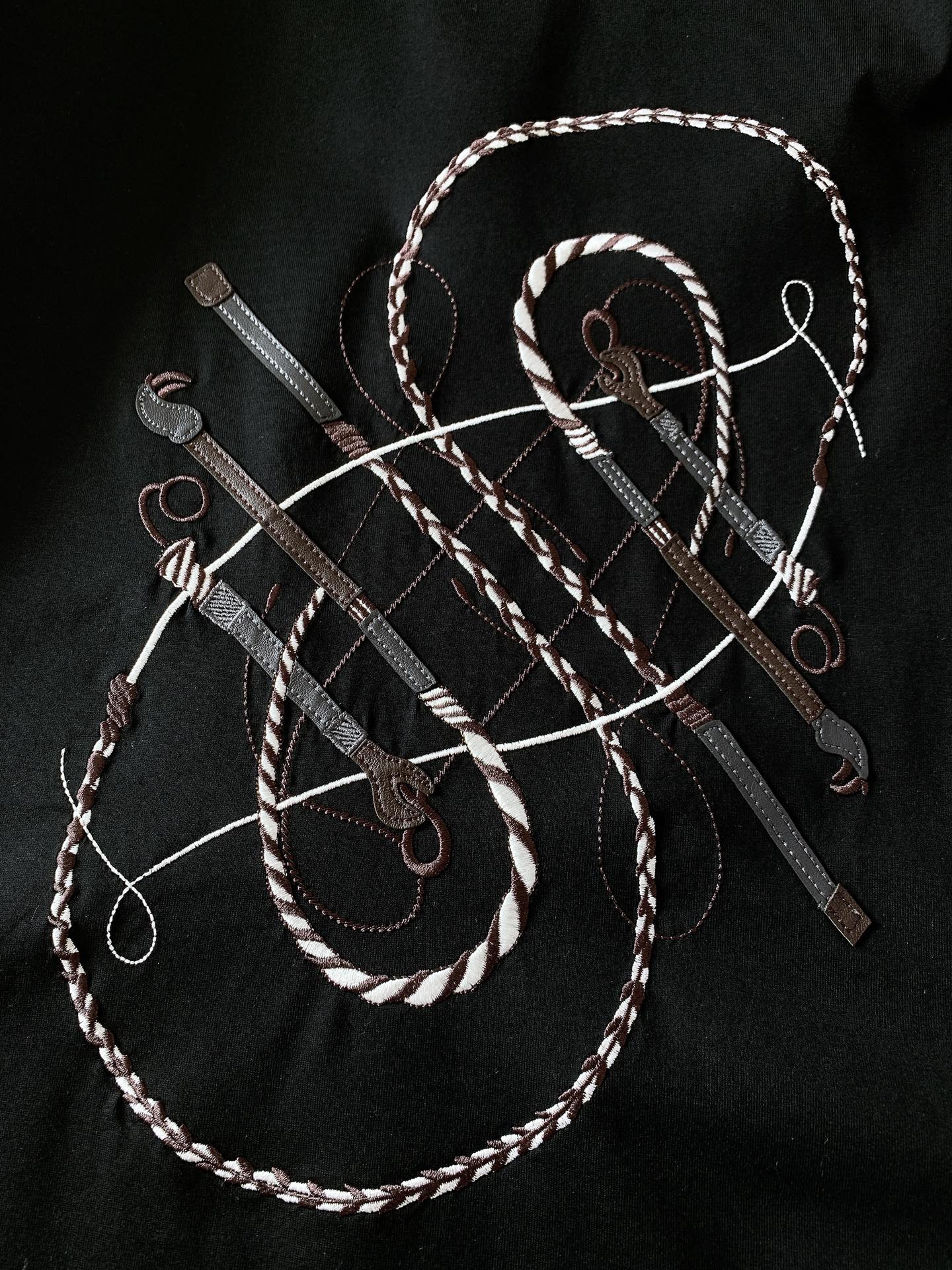 
Hermès 爱马仕 2025SS春夏新品 
男士高级休闲短TEE，标志性设计衔元素，亮眼时髦，品质感