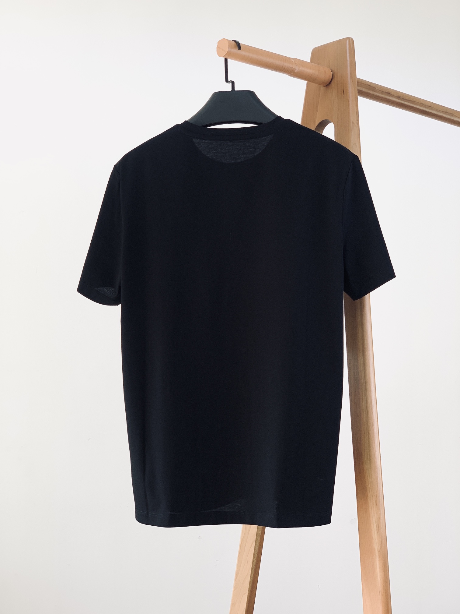 
Prada 普拉达 2025SS春夏新品 
拼皮标识T恤，经典标志图案logo设计，吸引而有亮点，细看