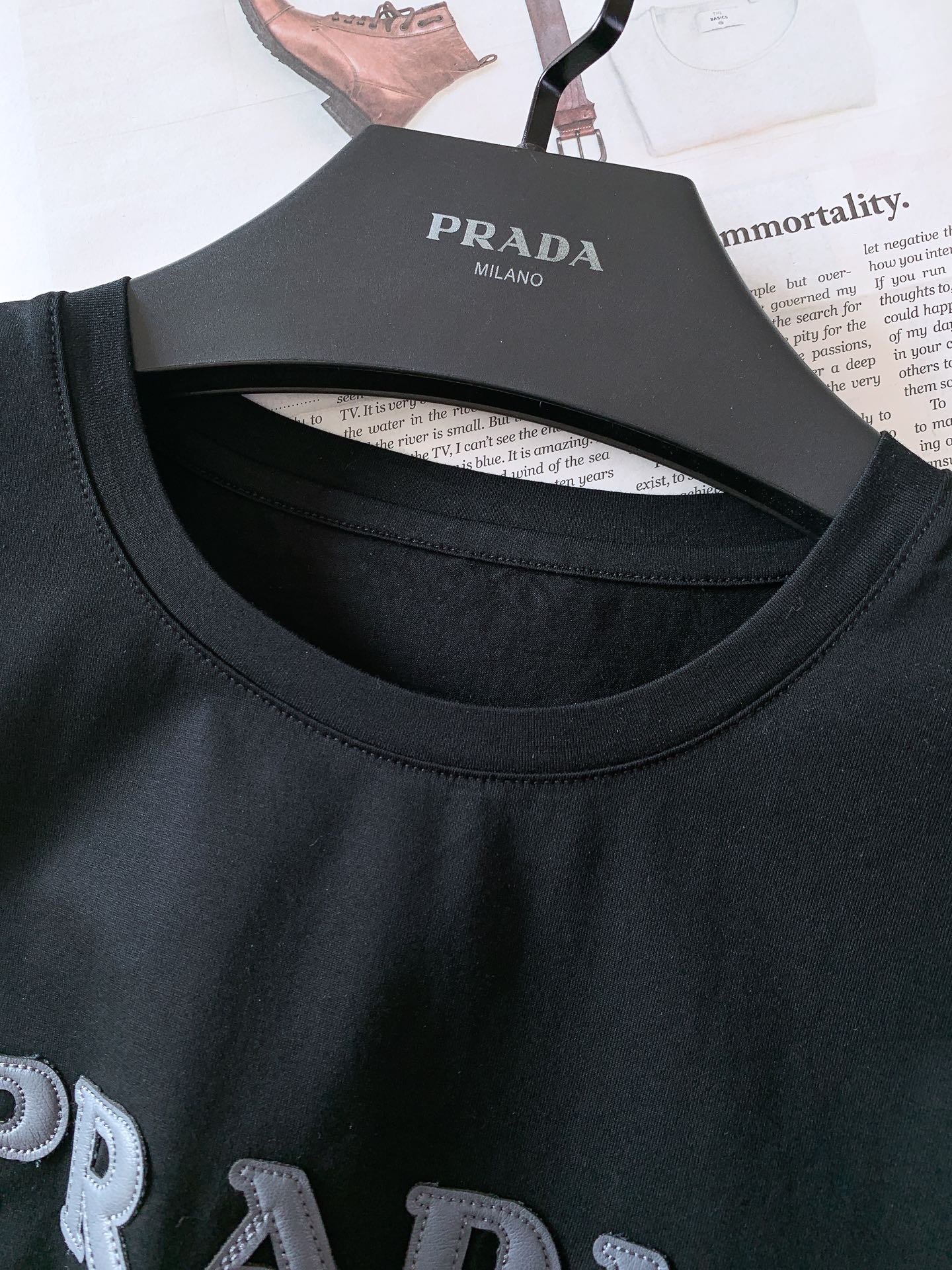 
Prada 普拉达 2025SS春夏新品 
拼皮标识T恤，经典标志图案logo设计，吸引而有亮点，细看