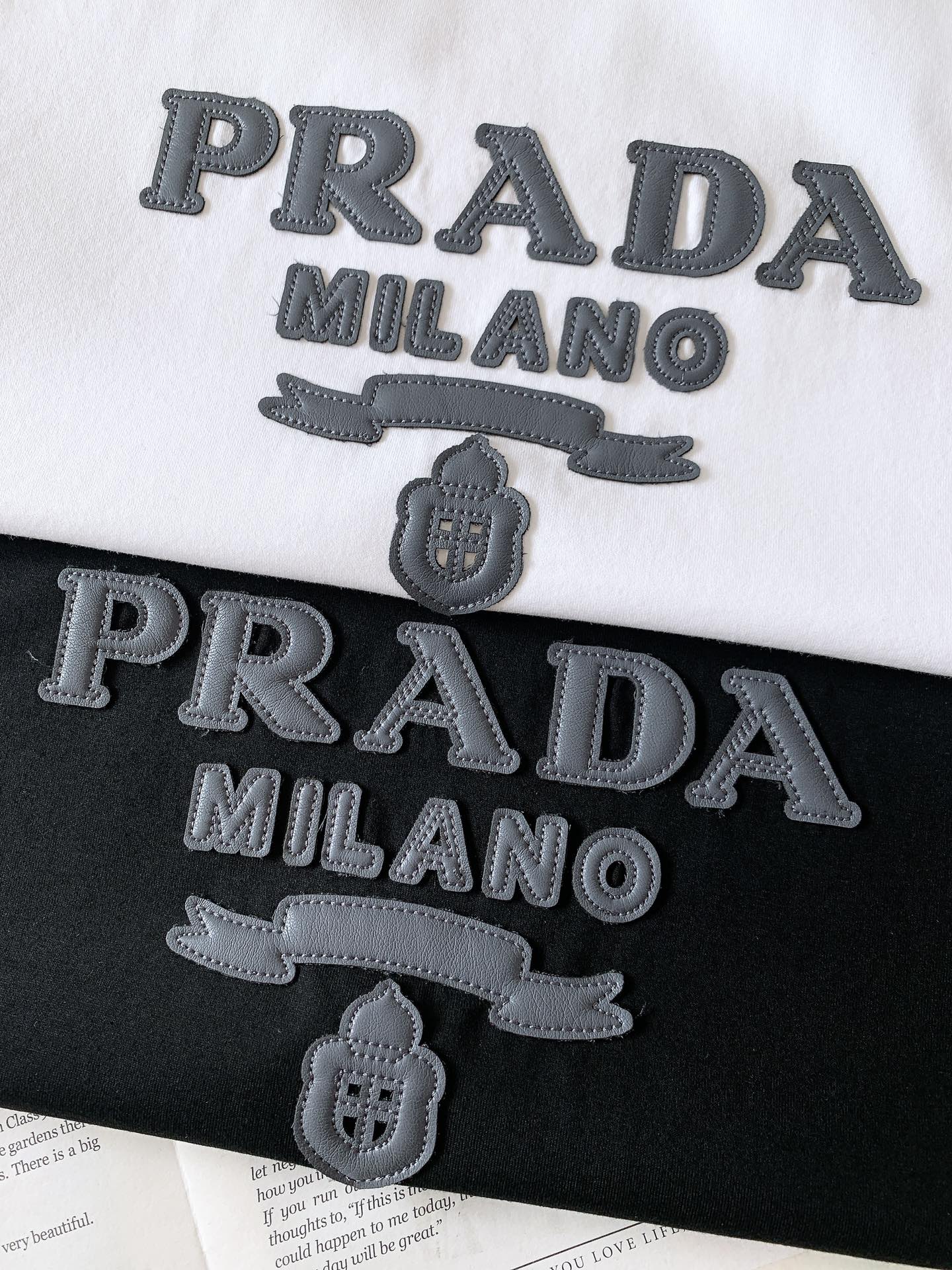
Prada 普拉达 2025SS春夏新品 
拼皮标识T恤，经典标志图案logo设计，吸引而有亮点，细看