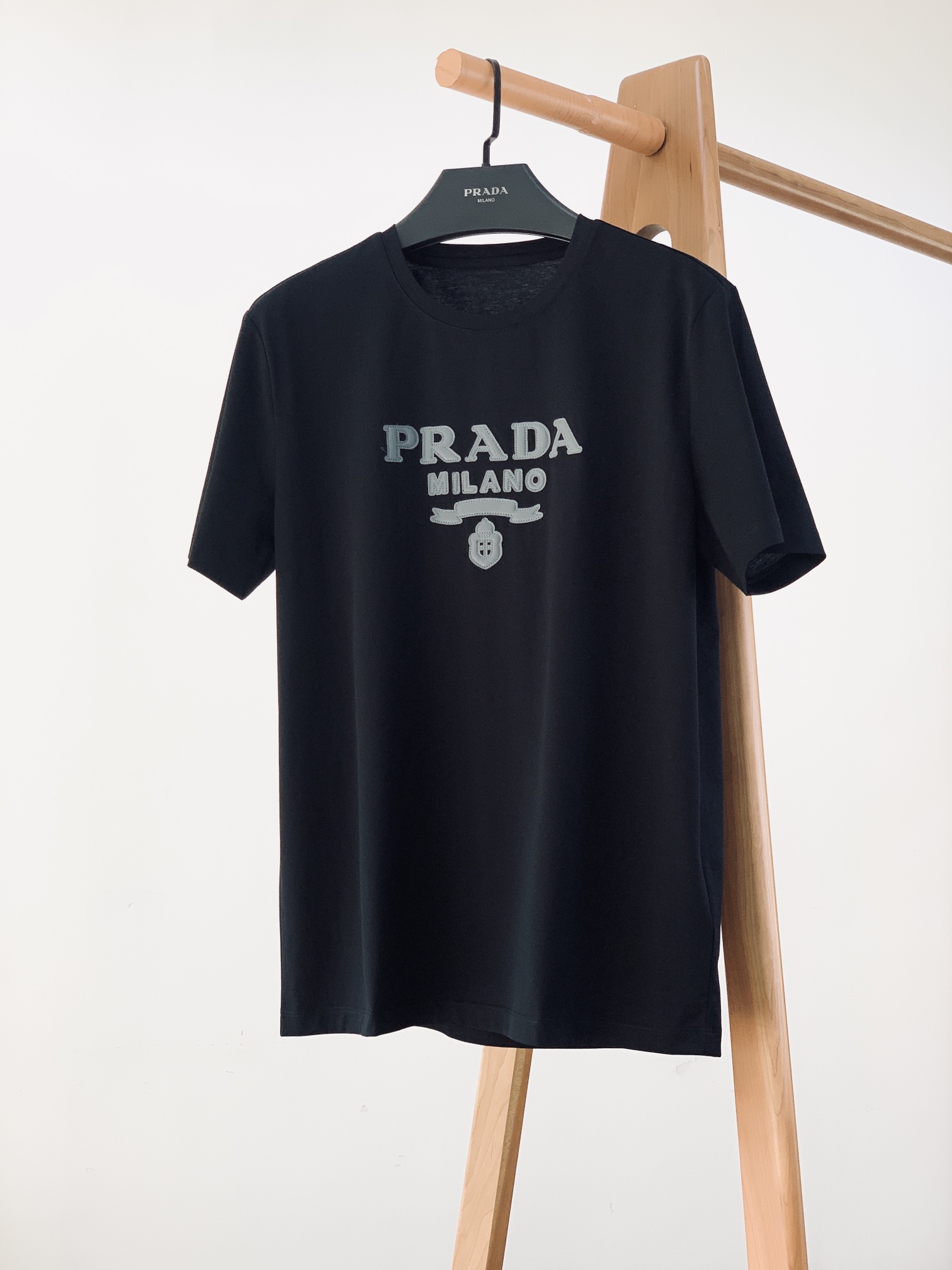 
Prada 普拉达 2025SS春夏新品 
拼皮标识T恤，经典标志图案logo设计，吸引而有亮点，细看