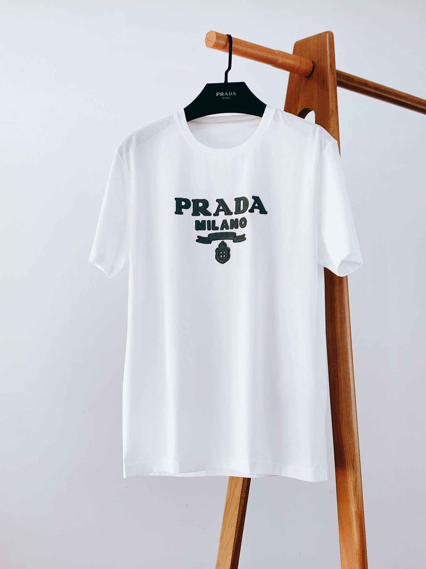
Prada 普拉达 2025SS春夏新品 
拼皮标识T恤，经典标志图案logo设计，吸引而有亮点，细看