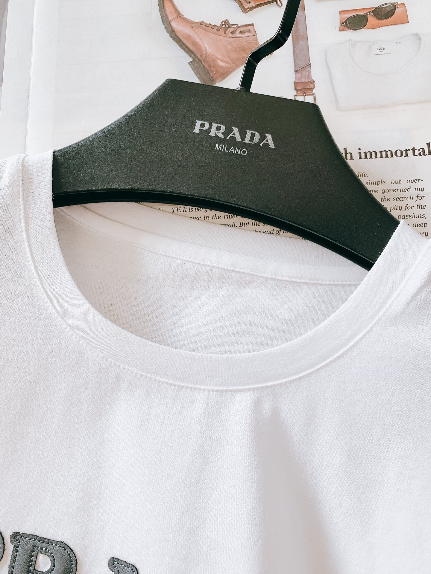 
Prada 普拉达 2025SS春夏新品 
拼皮标识T恤，经典标志图案logo设计，吸引而有亮点，细看