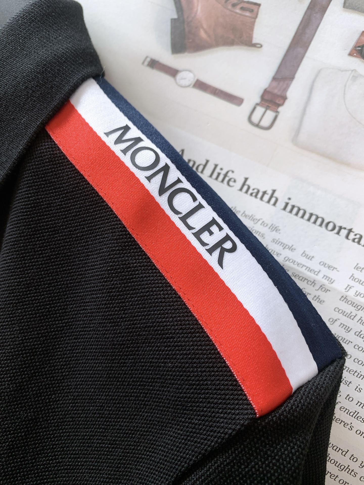
Moncler 蒙口 肩部织带翻领T恤
太古里砖🧱柜YB购入 起脚珠地翻领短T。
非常规面料裁剪缝制 