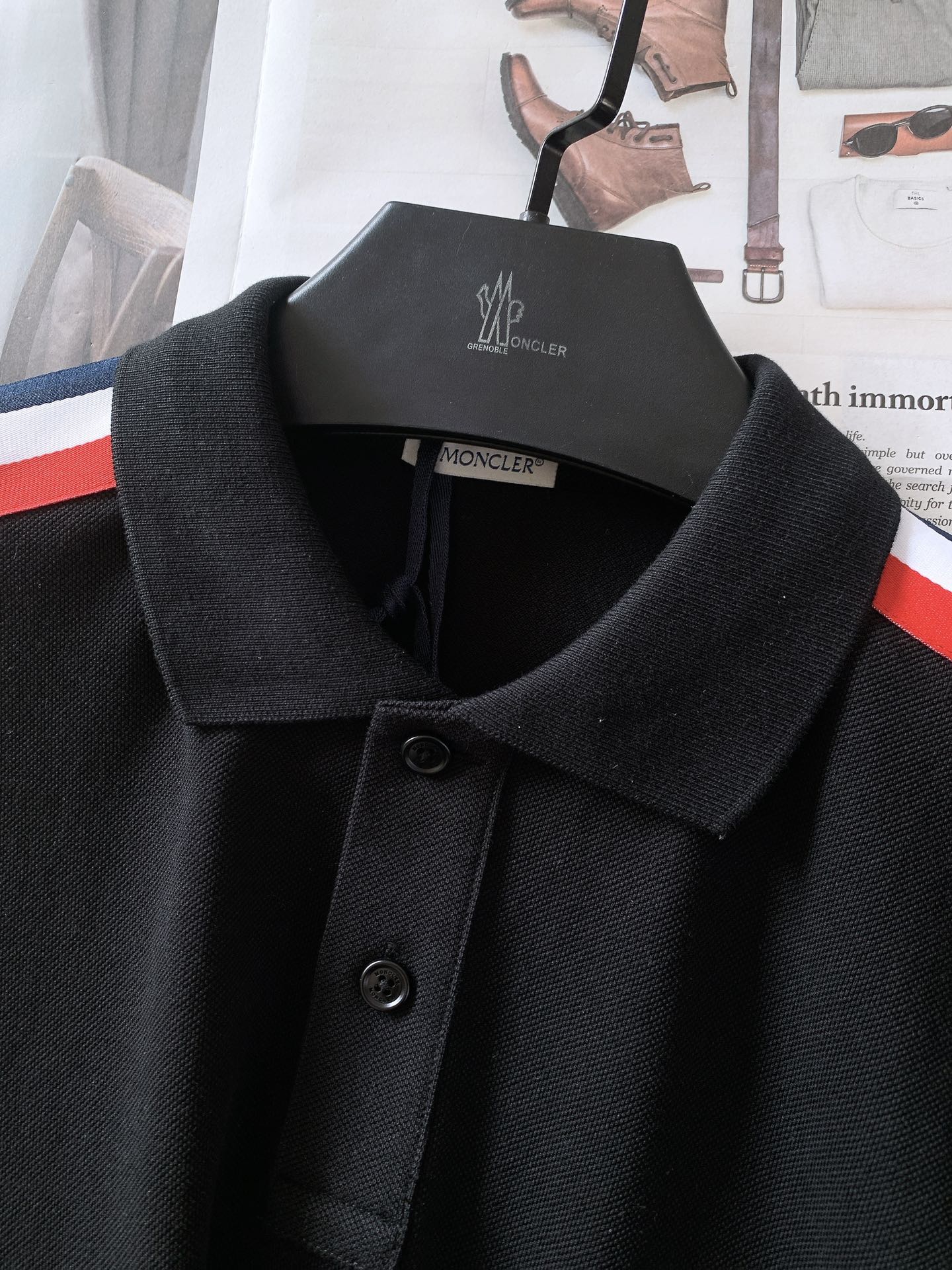 
Moncler 蒙口 肩部织带翻领T恤
太古里砖🧱柜YB购入 起脚珠地翻领短T。
非常规面料裁剪缝制 