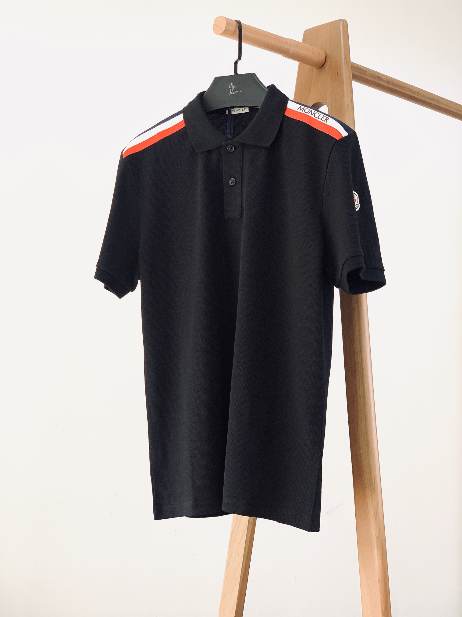 
Moncler 蒙口 肩部织带翻领T恤
太古里砖🧱柜YB购入 起脚珠地翻领短T。
非常规面料裁剪缝制 