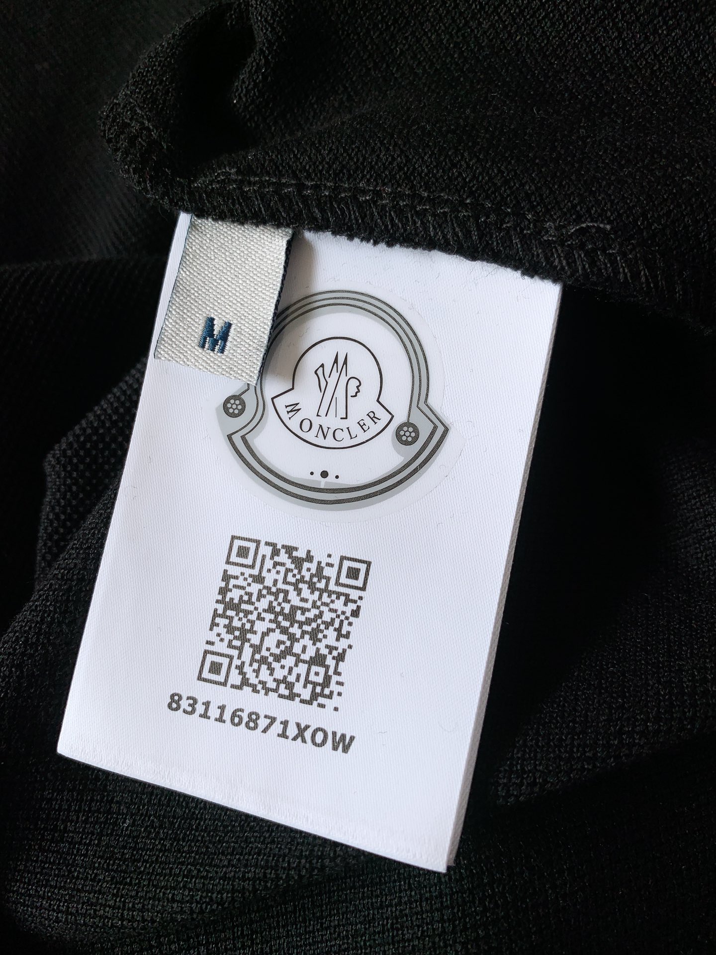 
Moncler 蒙口 肩部织带翻领T恤
太古里砖🧱柜YB购入 起脚珠地翻领短T。
非常规面料裁剪缝制 