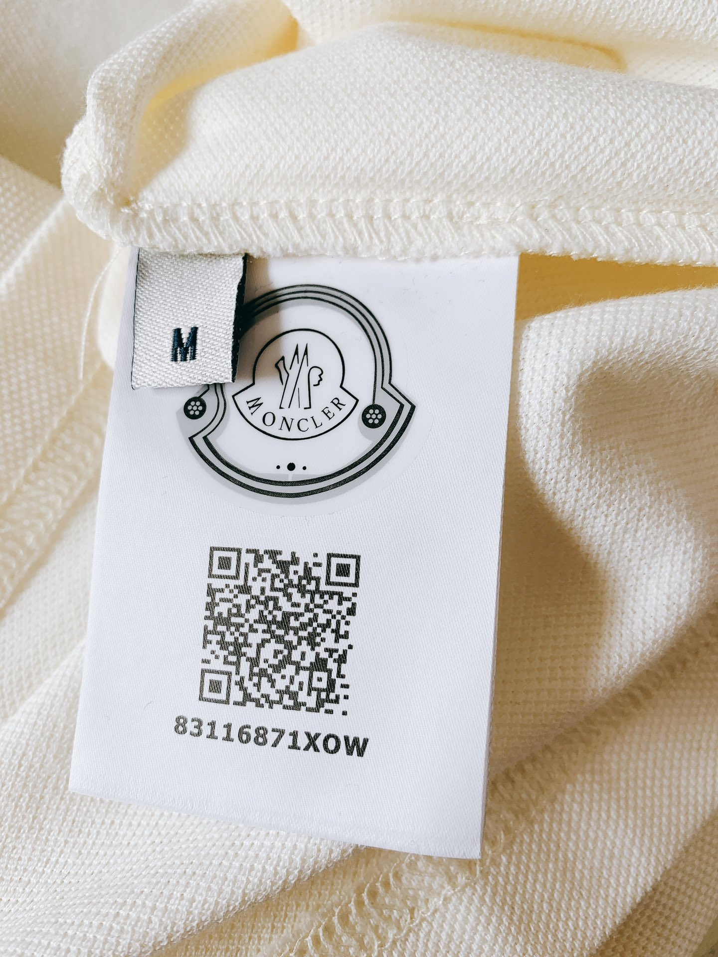 
Moncler 蒙口 肩部织带翻领T恤
太古里砖🧱柜YB购入 起脚珠地翻领短T。
非常规面料裁剪缝制 