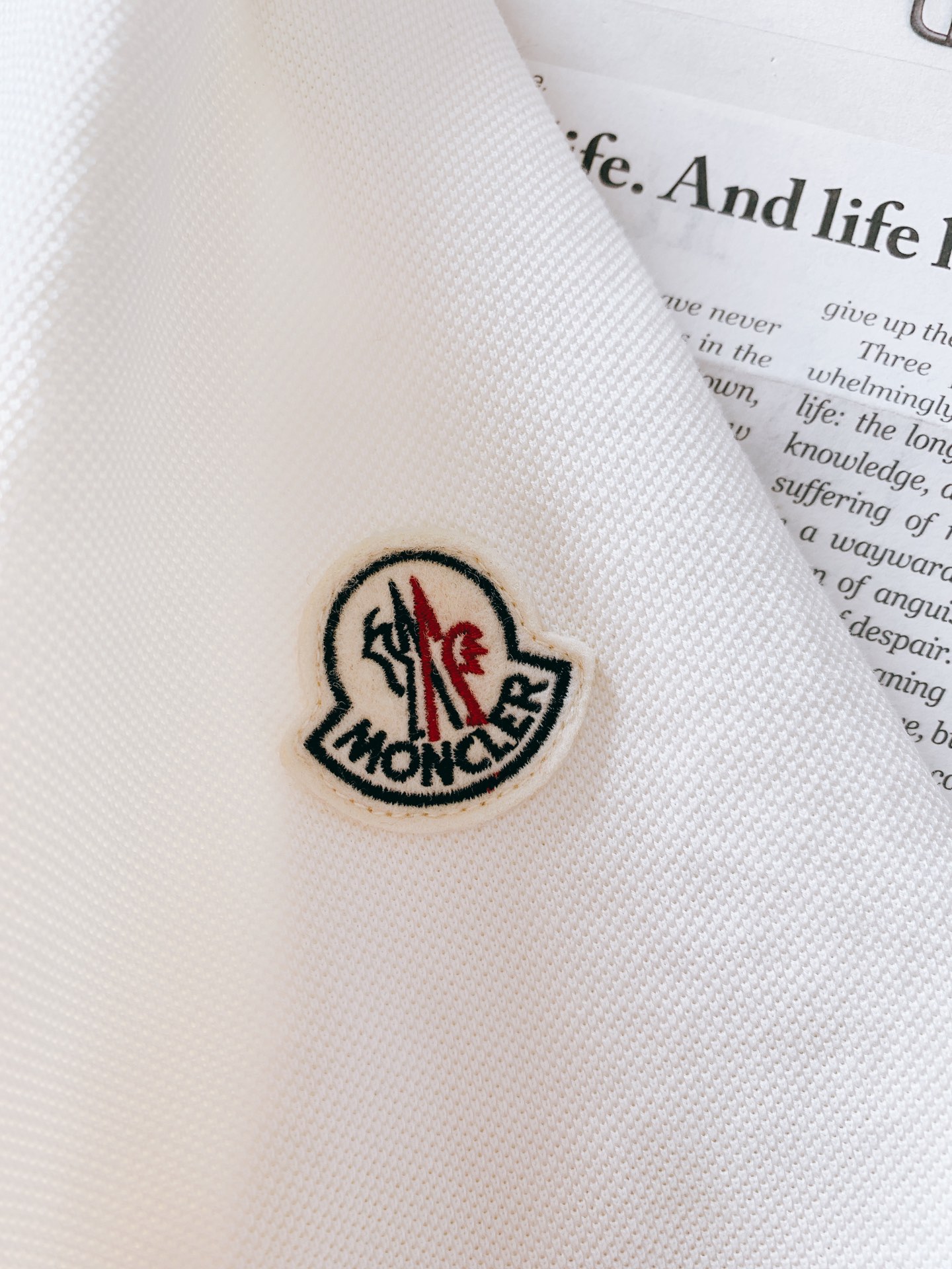 
Moncler 蒙口 肩部织带翻领T恤
太古里砖🧱柜YB购入 起脚珠地翻领短T。
非常规面料裁剪缝制 