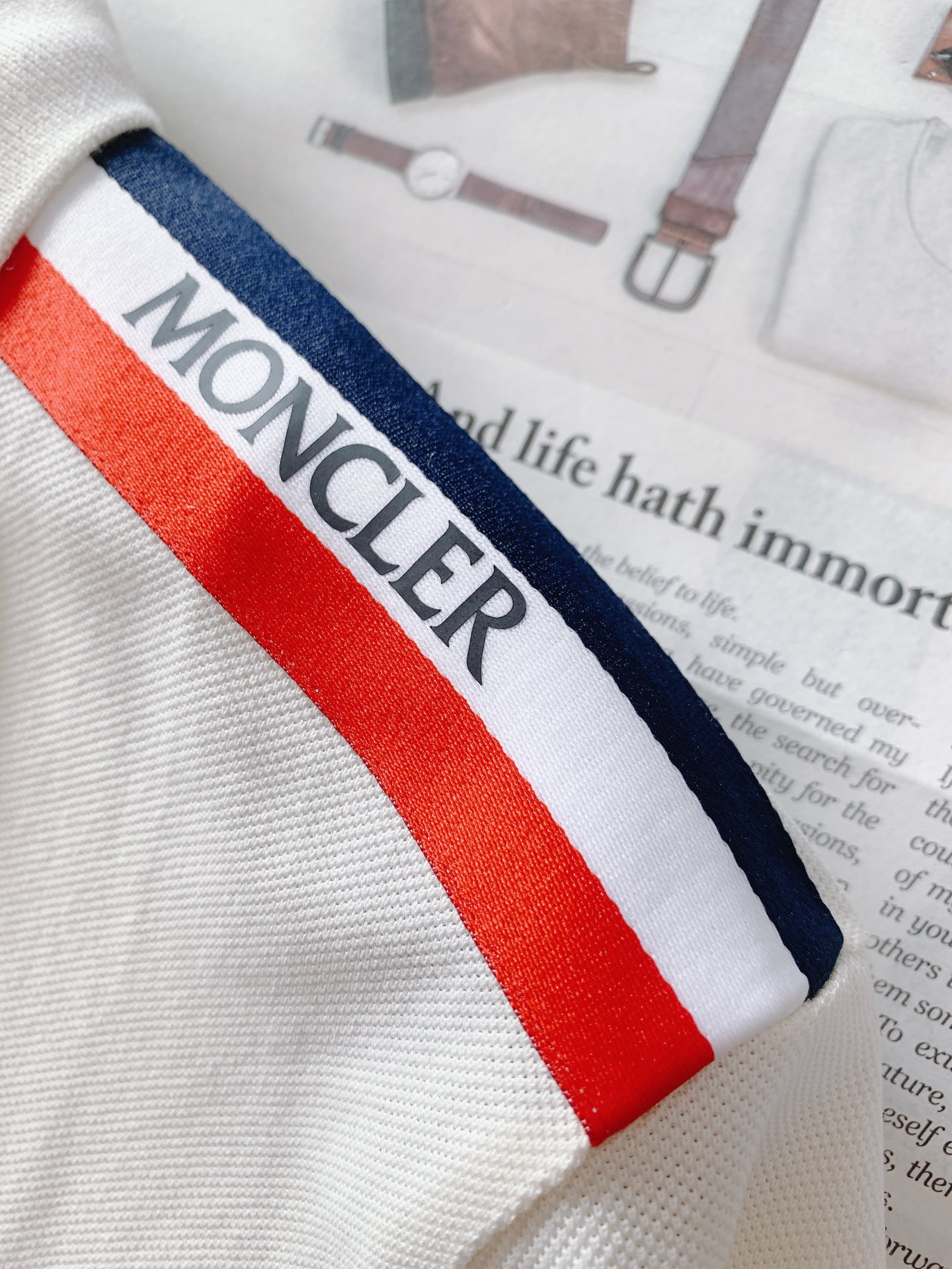 
Moncler 蒙口 肩部织带翻领T恤
太古里砖🧱柜YB购入 起脚珠地翻领短T。
非常规面料裁剪缝制 