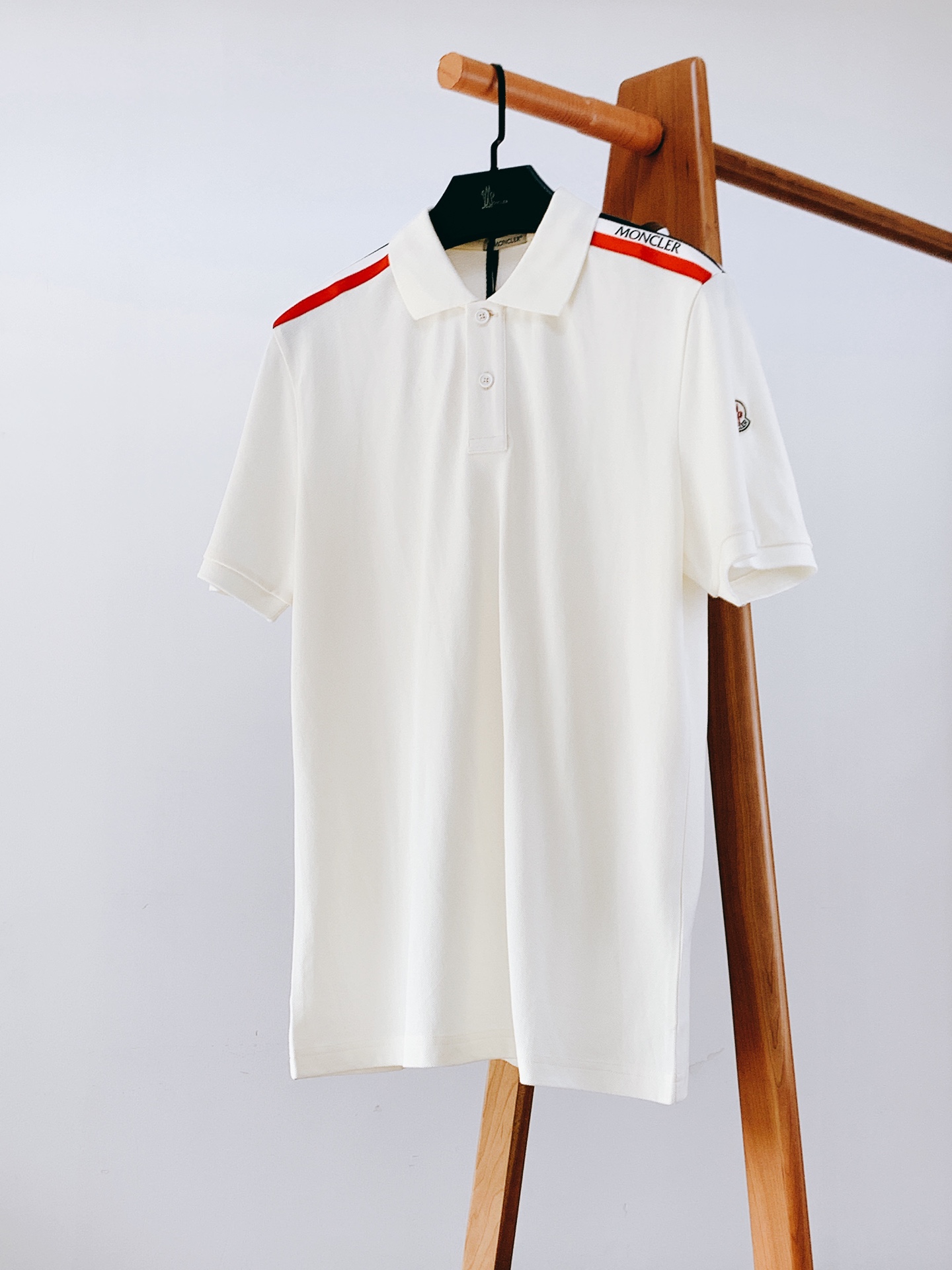 
Moncler 蒙口 肩部织带翻领T恤
太古里砖🧱柜YB购入 起脚珠地翻领短T。
非常规面料裁剪缝制 