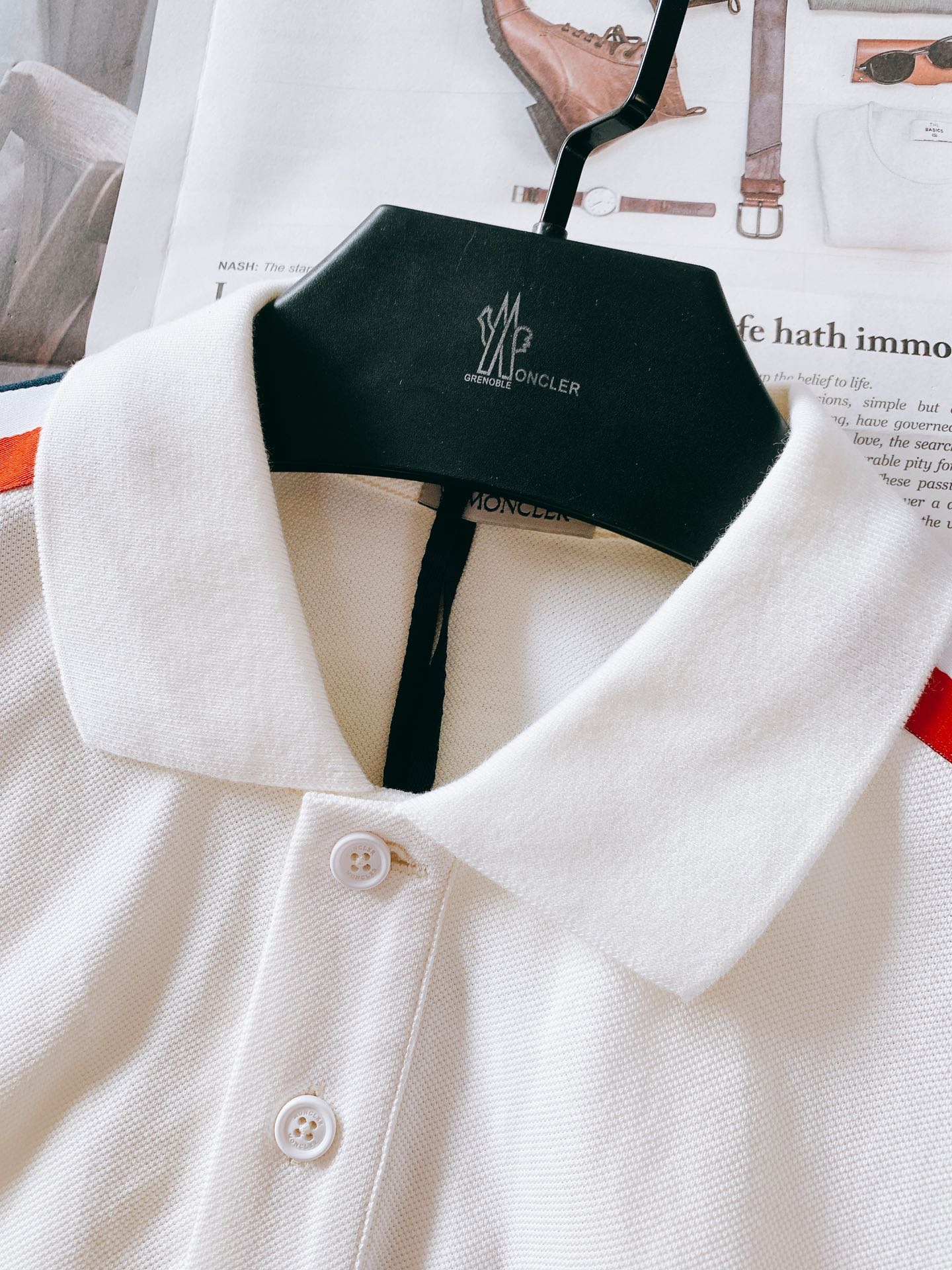 
Moncler 蒙口 肩部织带翻领T恤
太古里砖🧱柜YB购入 起脚珠地翻领短T。
非常规面料裁剪缝制 