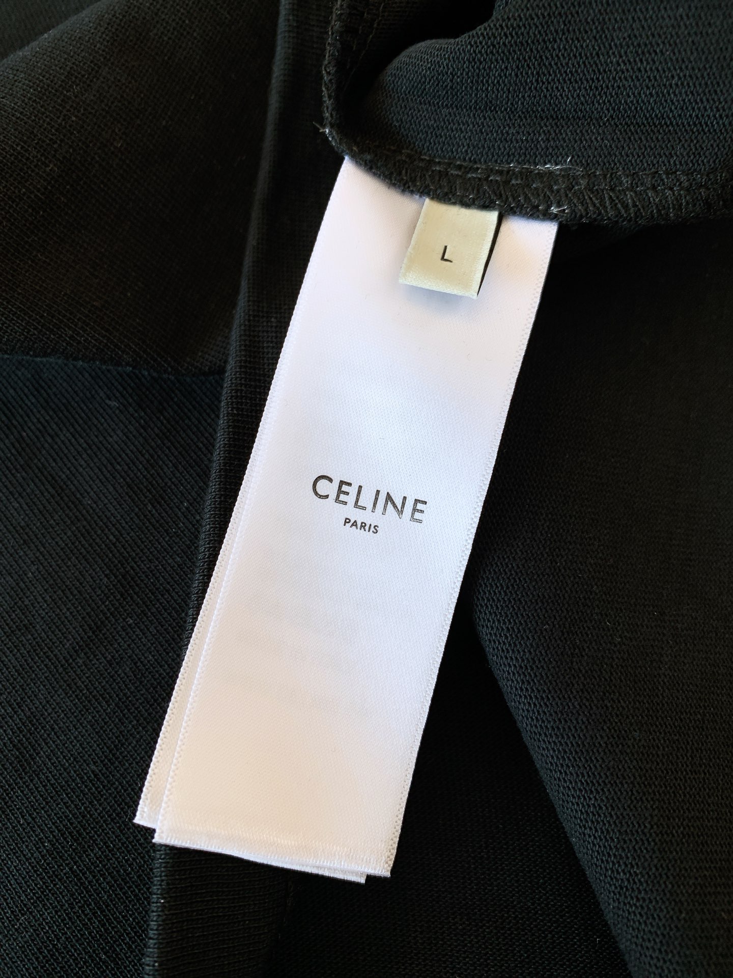 
Celine 赛琳 2025SS春夏新品 
浮雕字母T恤，高端气质型必入的极品款式，一款极具腔调感与魅