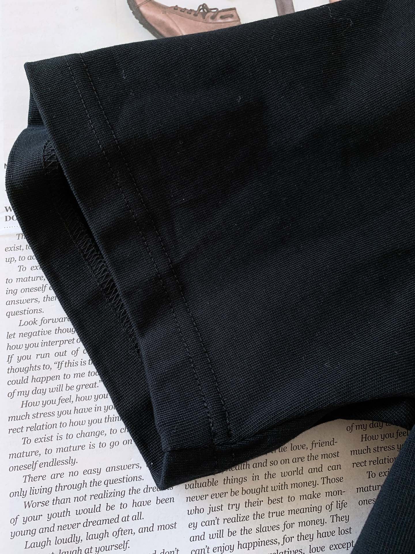 
Celine 赛琳 2025SS春夏新品 
浮雕字母T恤，高端气质型必入的极品款式，一款极具腔调感与魅