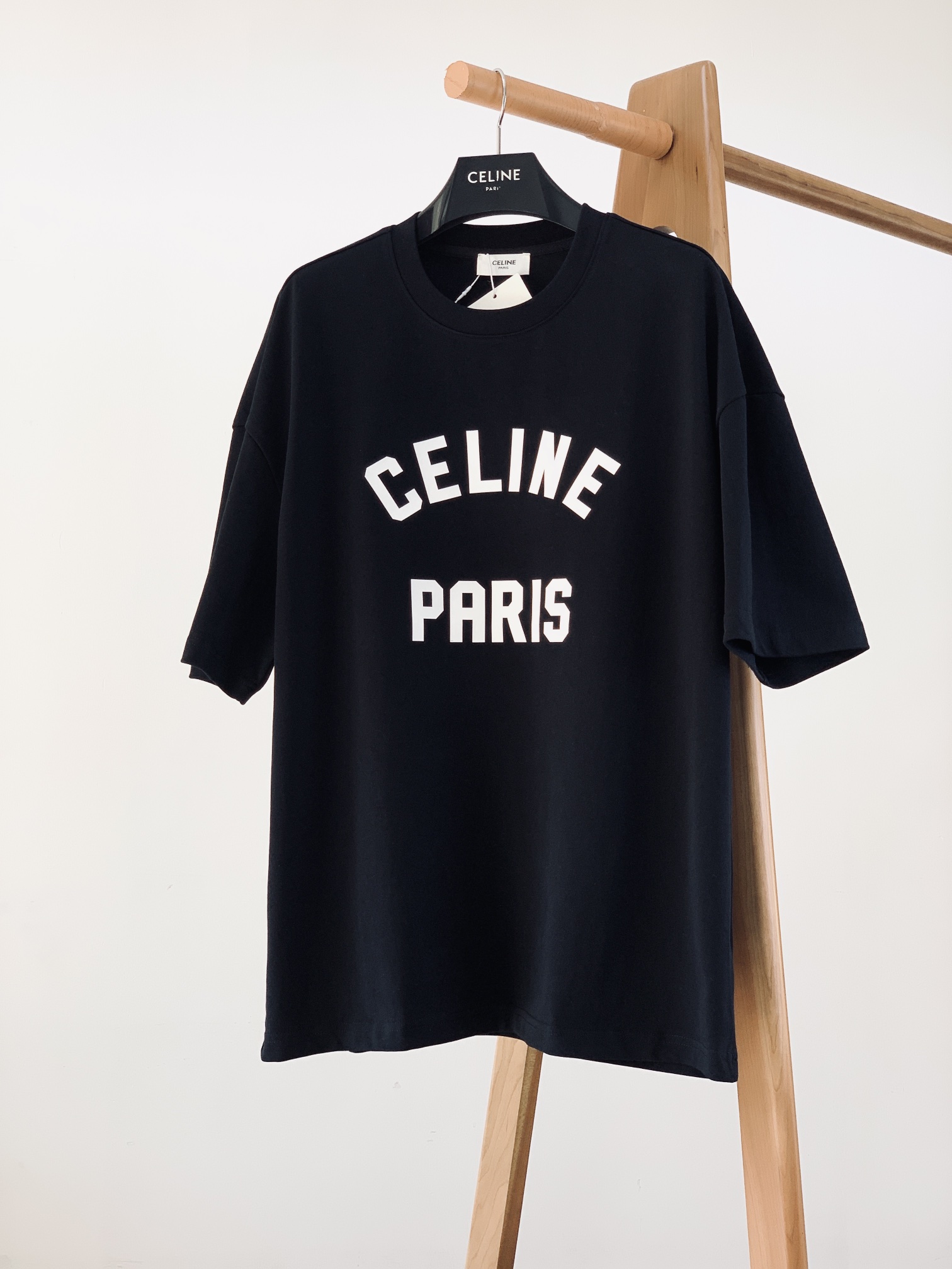 
Celine 赛琳 2025SS春夏新品 
浮雕字母T恤，高端气质型必入的极品款式，一款极具腔调感与魅