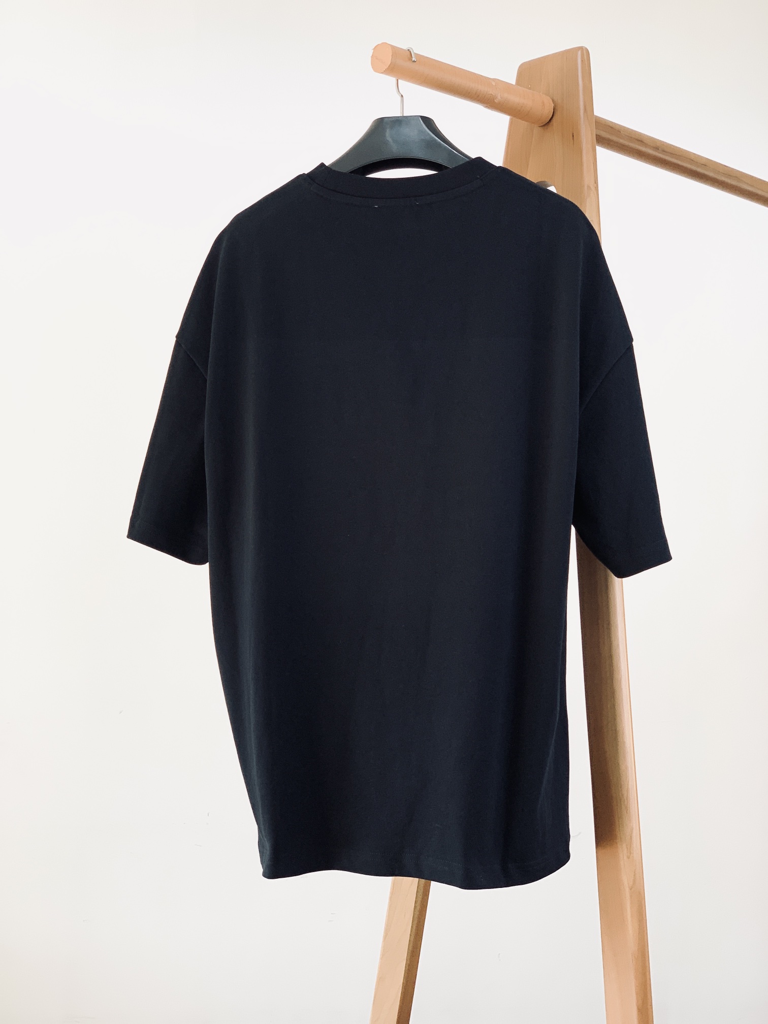 
Celine 赛琳 2025SS春夏新品 
浮雕字母T恤，高端气质型必入的极品款式，一款极具腔调感与魅