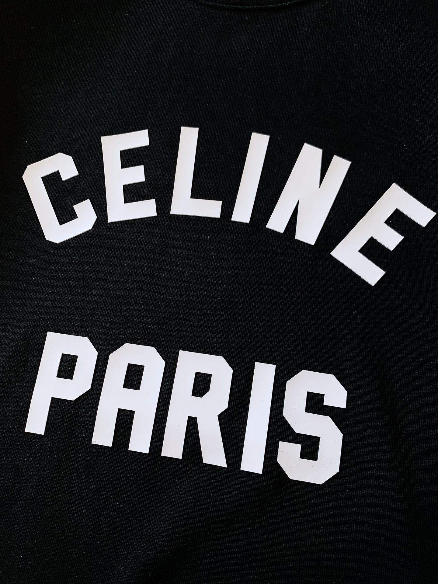 
Celine 赛琳 2025SS春夏新品 
浮雕字母T恤，高端气质型必入的极品款式，一款极具腔调感与魅