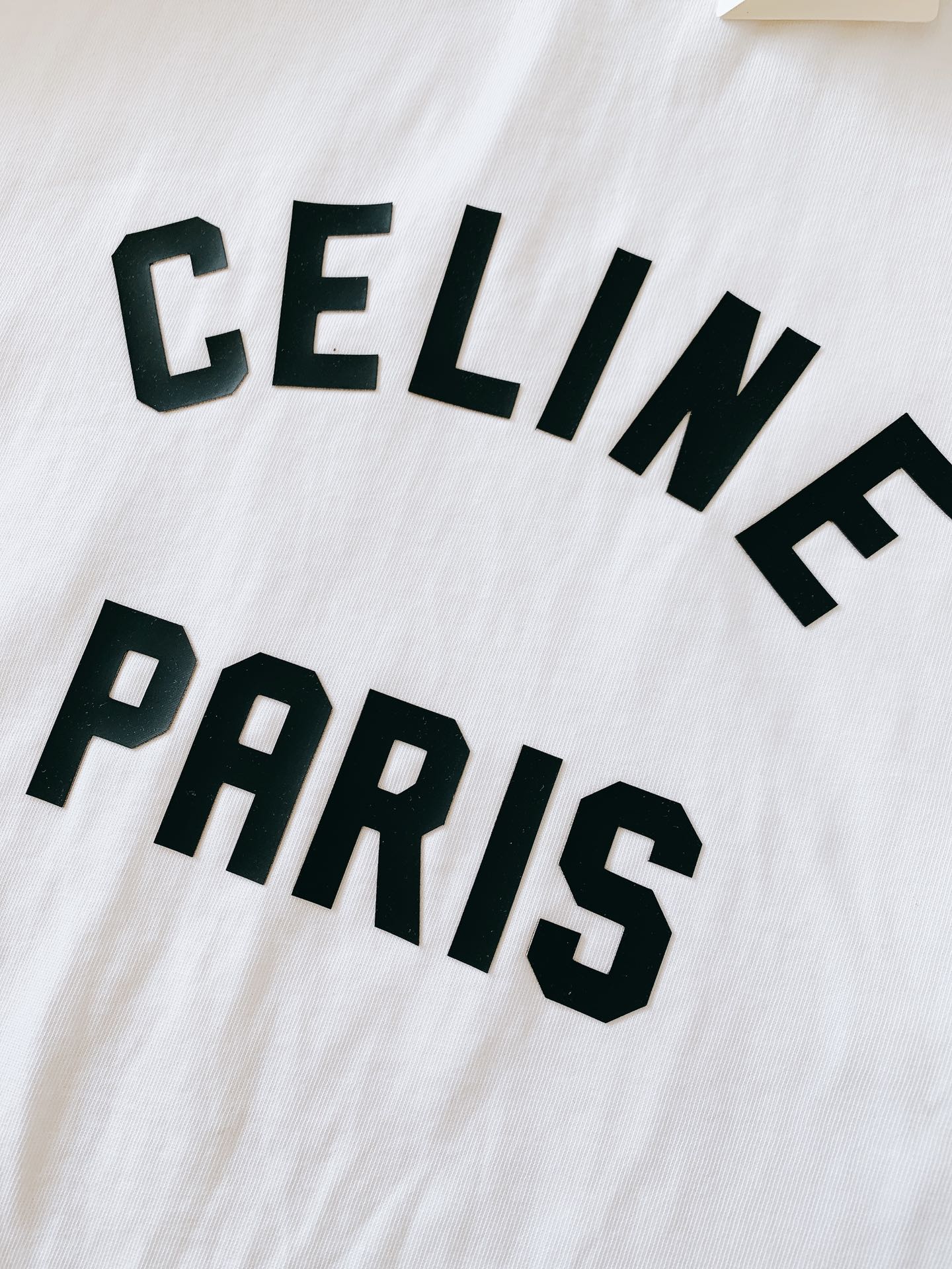 
Celine 赛琳 2025SS春夏新品 
浮雕字母T恤，高端气质型必入的极品款式，一款极具腔调感与魅