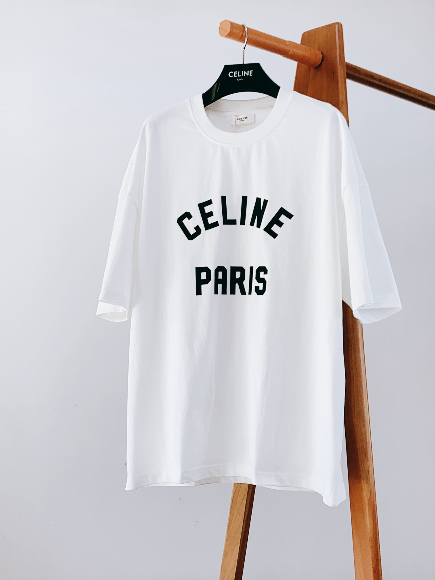 
Celine 赛琳 2025SS春夏新品 
浮雕字母T恤，高端气质型必入的极品款式，一款极具腔调感与魅