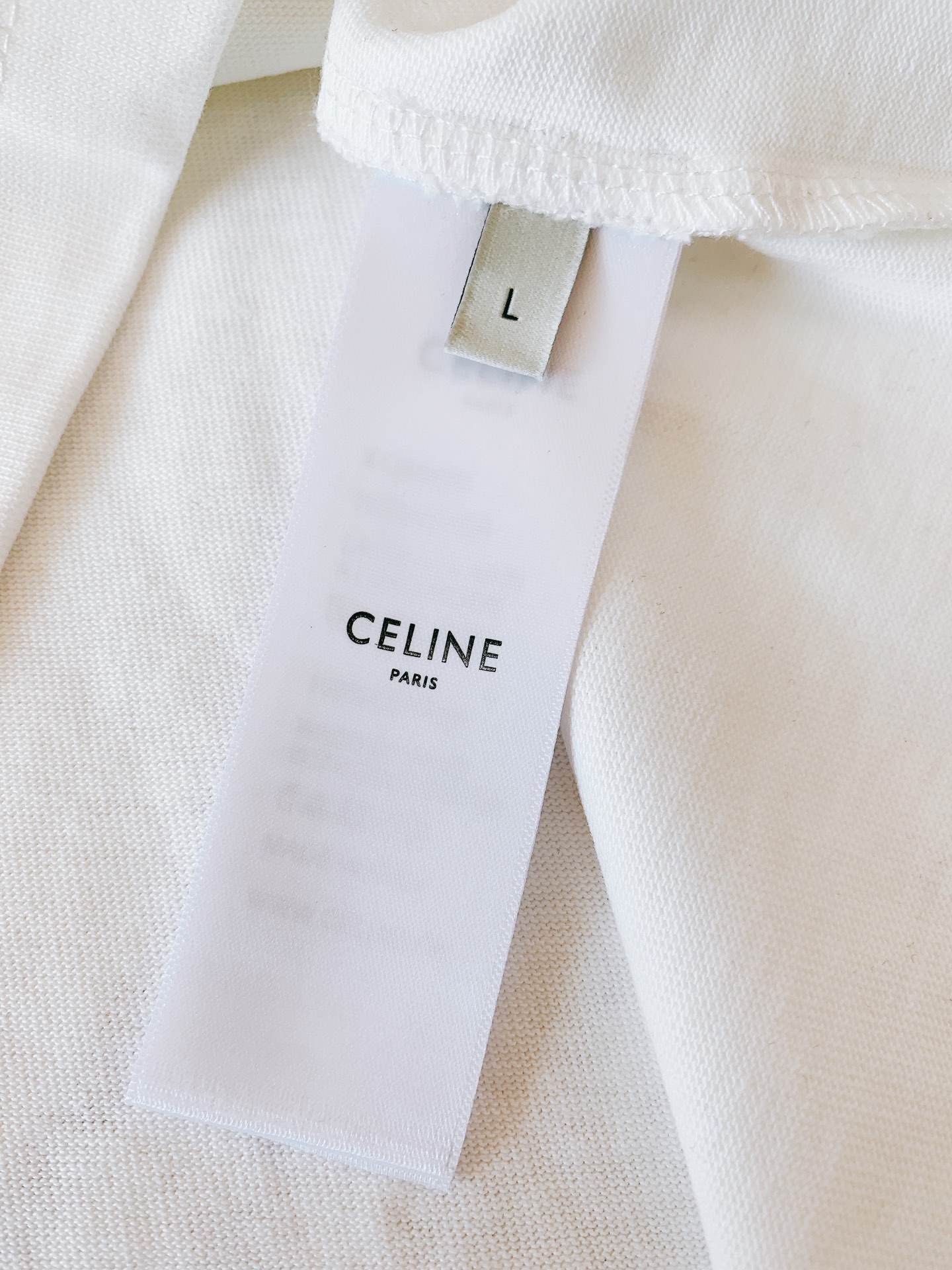 
Celine 赛琳 2025SS春夏新品 
浮雕字母T恤，高端气质型必入的极品款式，一款极具腔调感与魅