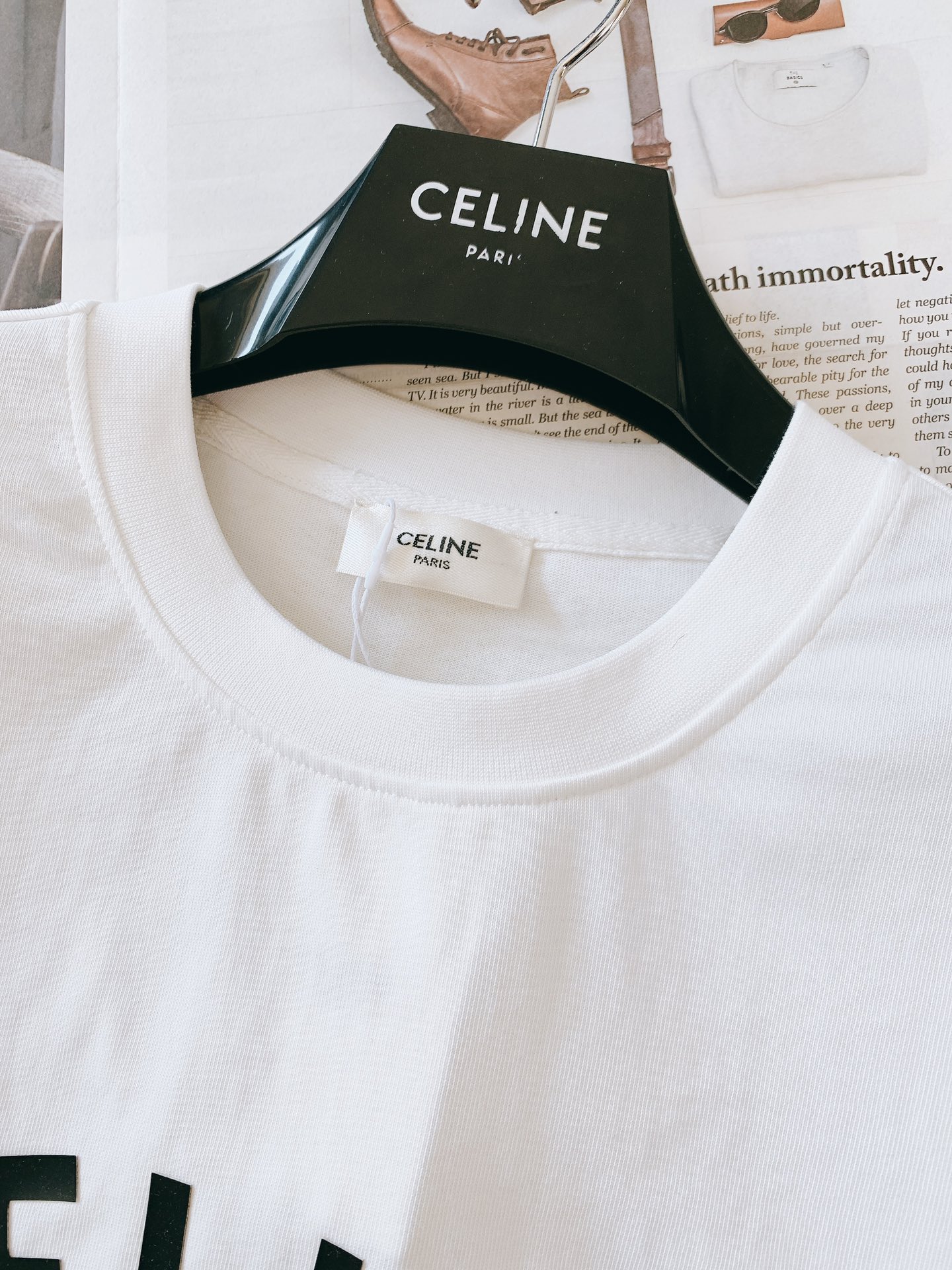 
Celine 赛琳 2025SS春夏新品 
浮雕字母T恤，高端气质型必入的极品款式，一款极具腔调感与魅