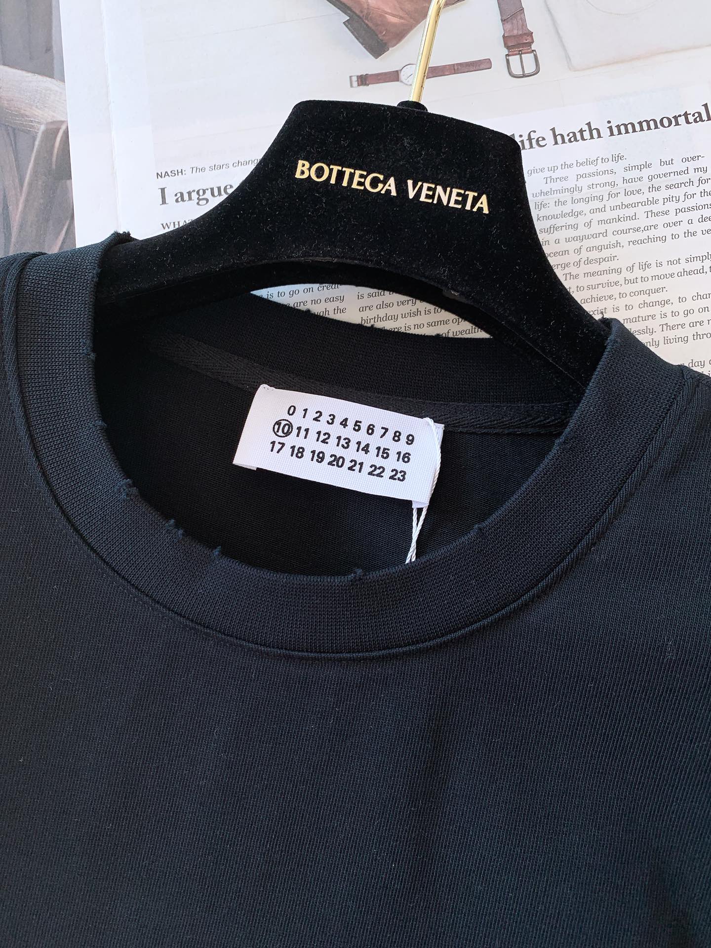 
Maison Margiela MM6 马丁马吉拉 2025SS春夏新品
字母印花标识T恤，经典而休闲