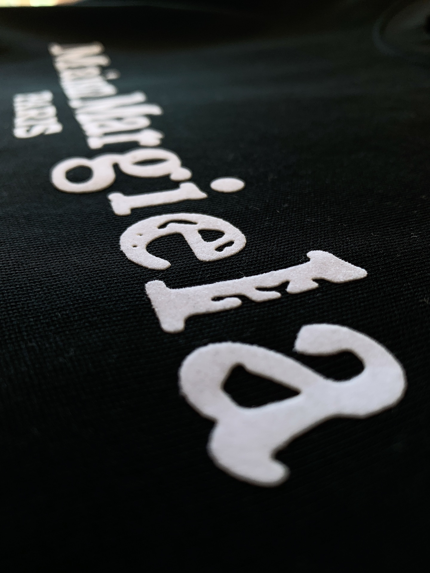 
Maison Margiela MM6 马丁马吉拉 2025SS春夏新品
字母印花标识T恤，经典而休闲