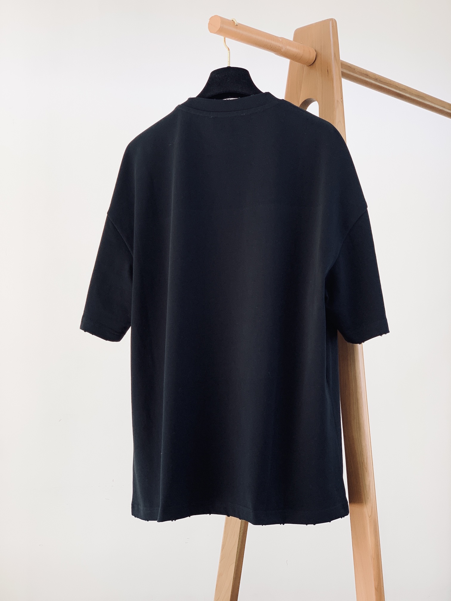 
Maison Margiela MM6 马丁马吉拉 2025SS春夏新品
字母印花标识T恤，经典而休闲