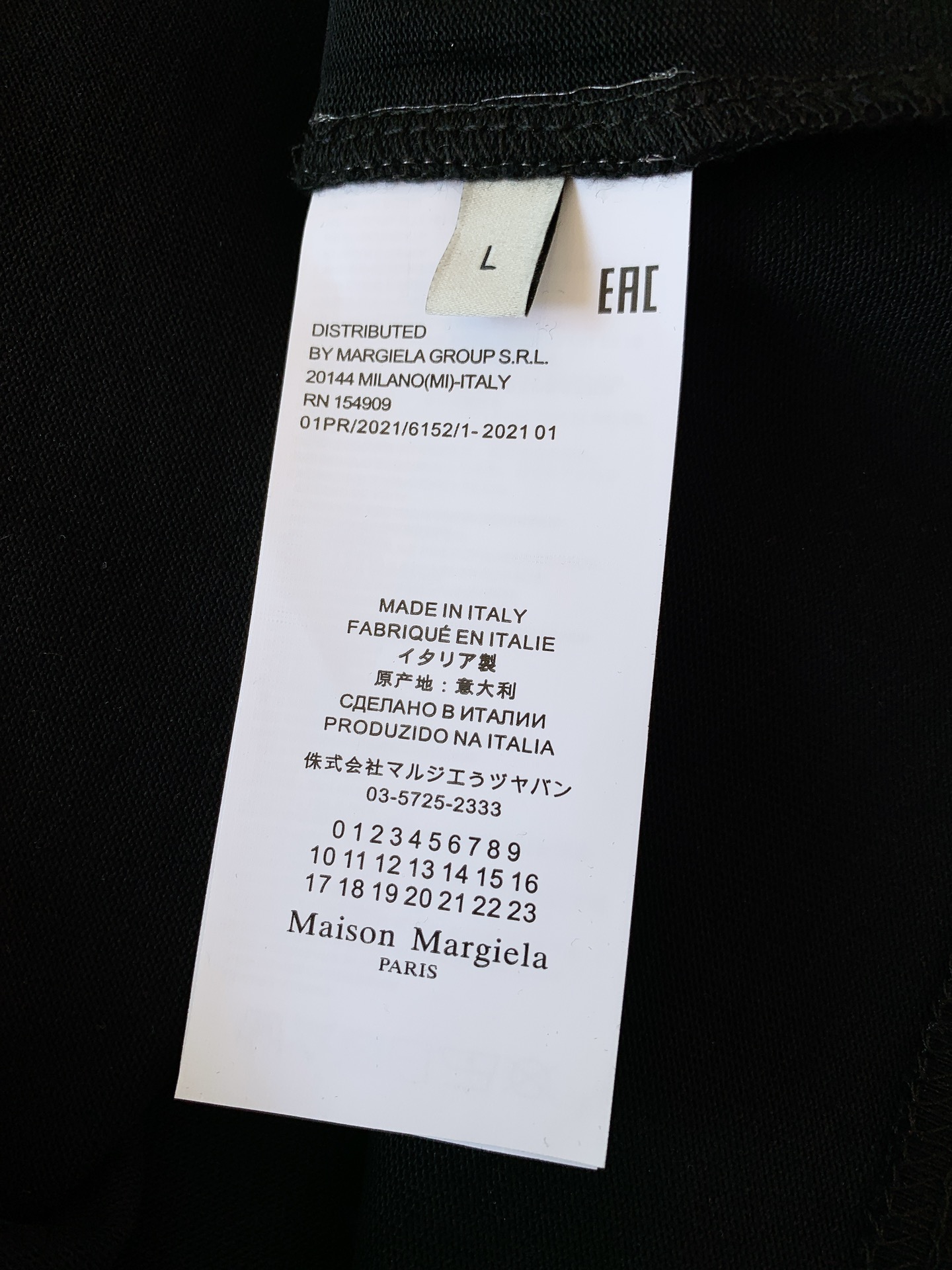 
Maison Margiela MM6 马丁马吉拉 2025SS春夏新品
字母印花标识T恤，经典而休闲