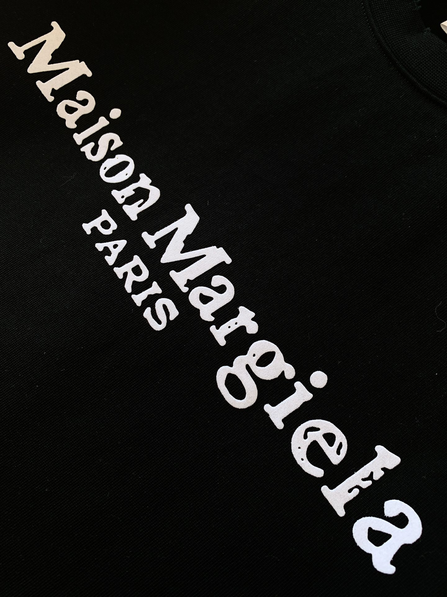 
Maison Margiela MM6 马丁马吉拉 2025SS春夏新品
字母印花标识T恤，经典而休闲