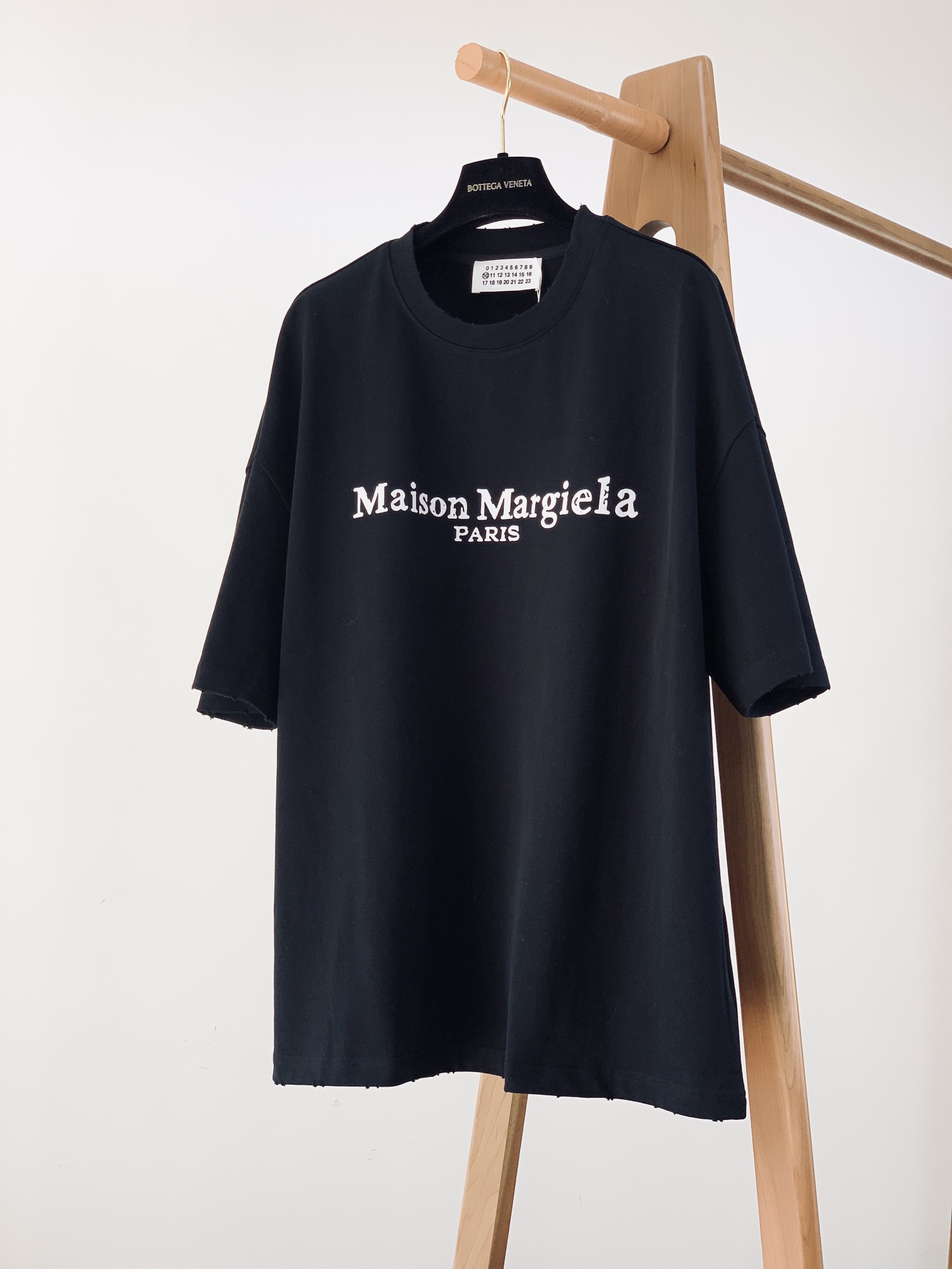 
Maison Margiela MM6 马丁马吉拉 2025SS春夏新品
字母印花标识T恤，经典而休闲