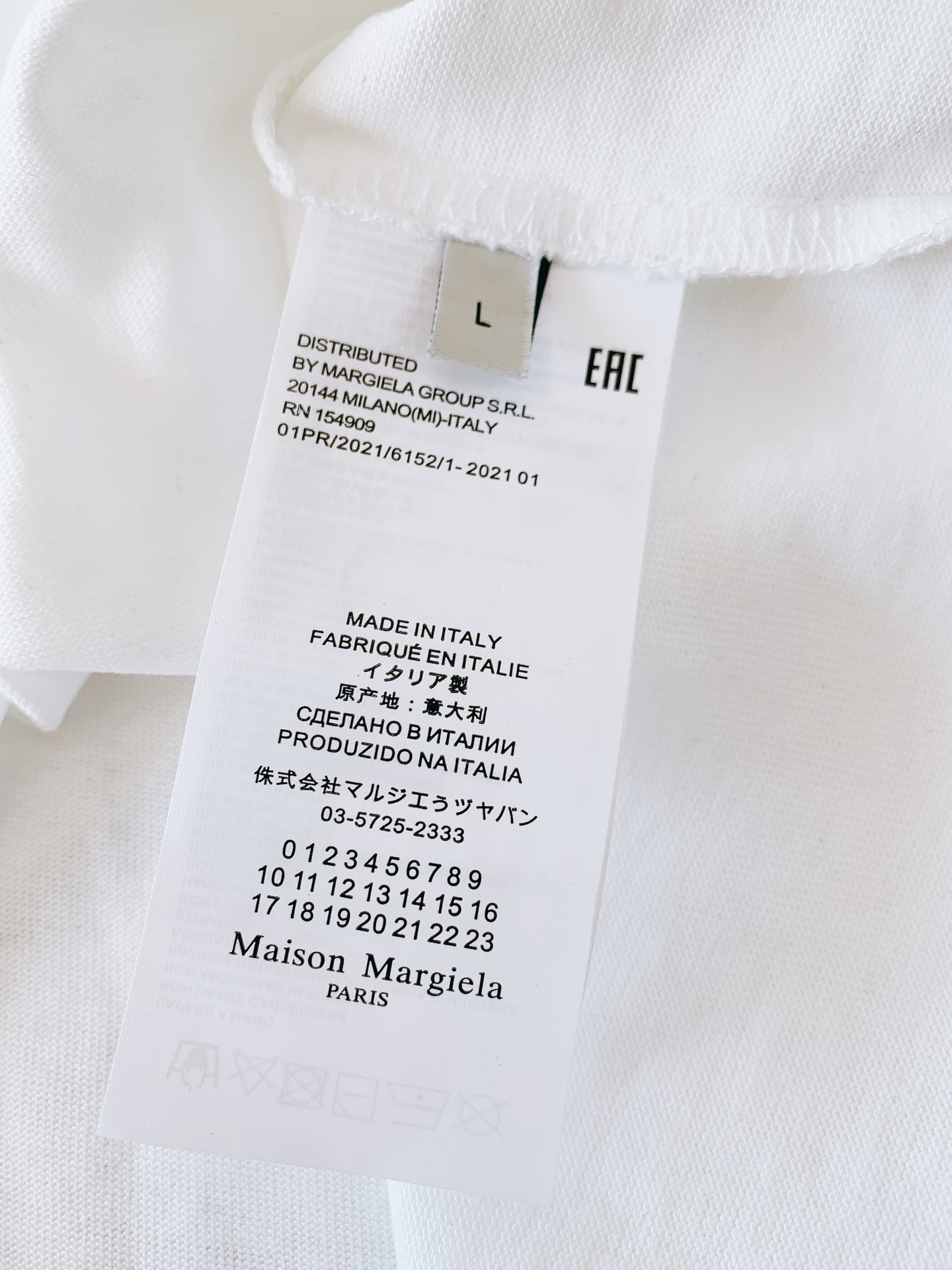
Maison Margiela MM6 马丁马吉拉 2025SS春夏新品
字母印花标识T恤，经典而休闲