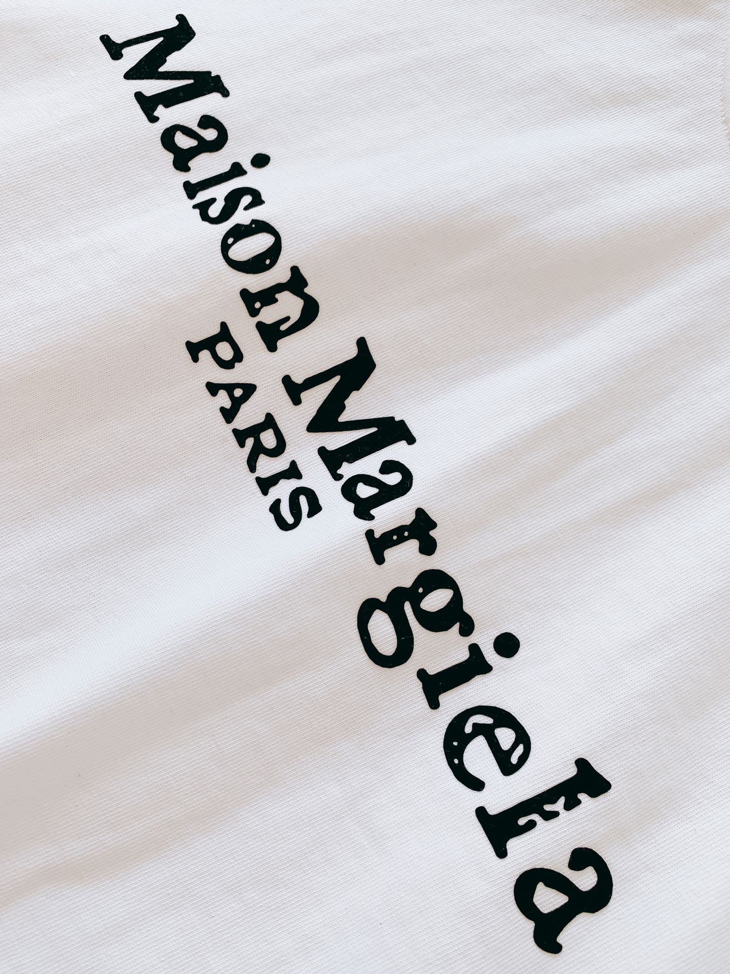 
Maison Margiela MM6 马丁马吉拉 2025SS春夏新品
字母印花标识T恤，经典而休闲
