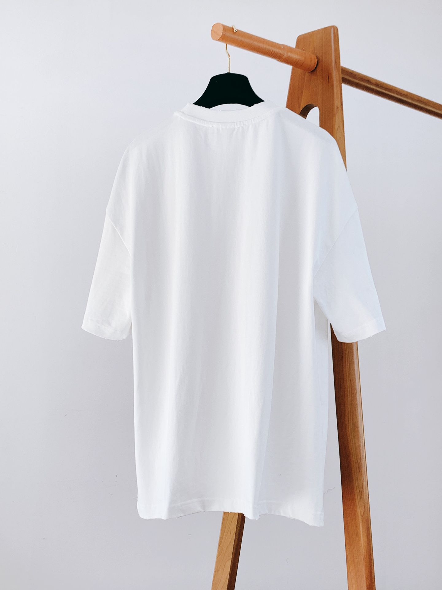 
Maison Margiela MM6 马丁马吉拉 2025SS春夏新品
字母印花标识T恤，经典而休闲