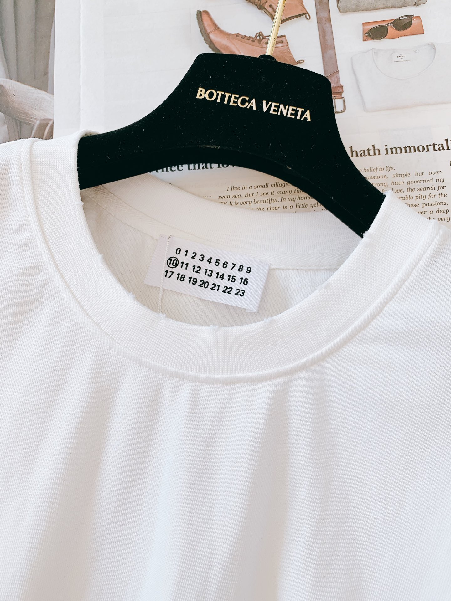 
Maison Margiela MM6 马丁马吉拉 2025SS春夏新品
字母印花标识T恤，经典而休闲