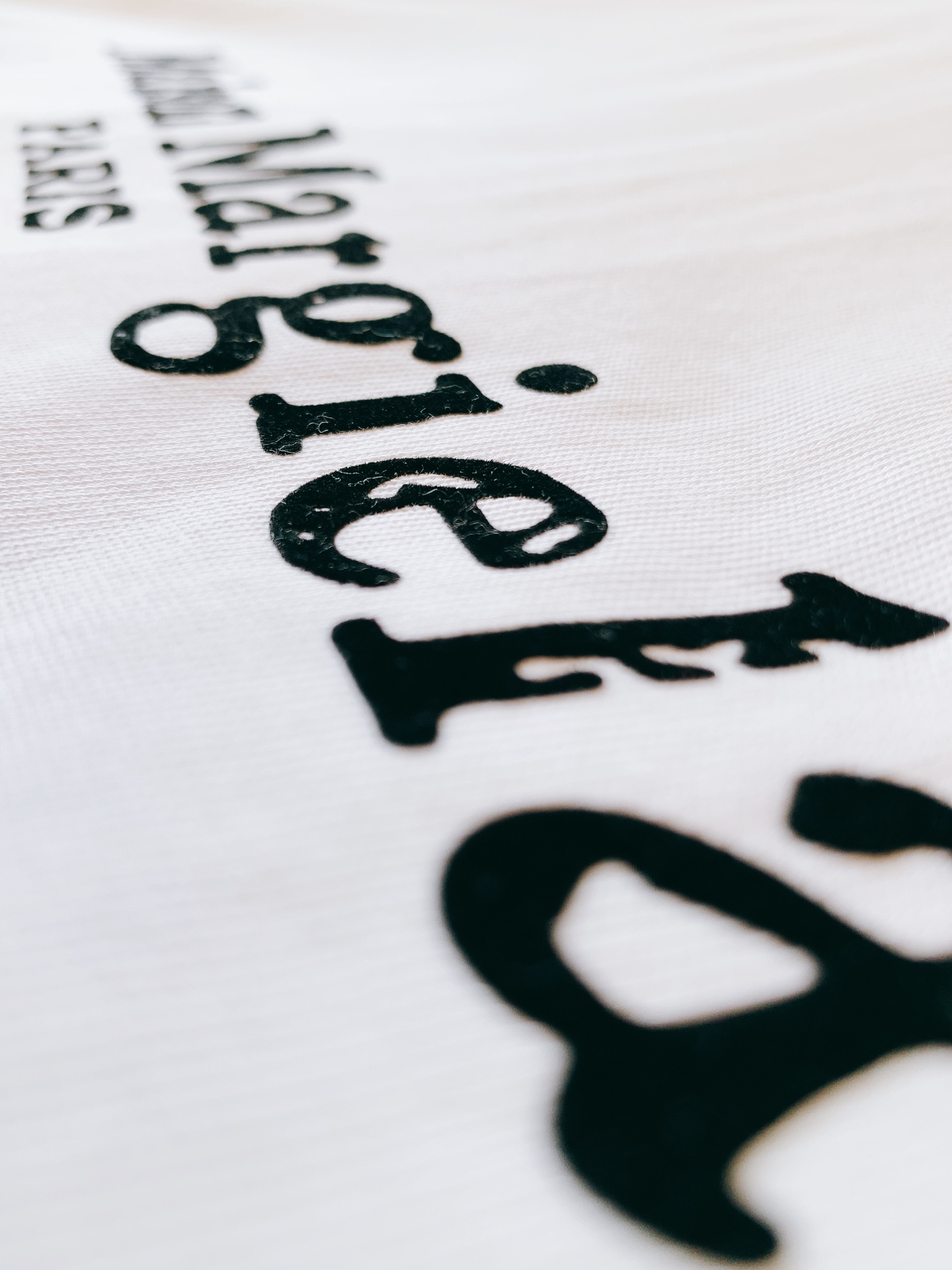
Maison Margiela MM6 马丁马吉拉 2025SS春夏新品
字母印花标识T恤，经典而休闲