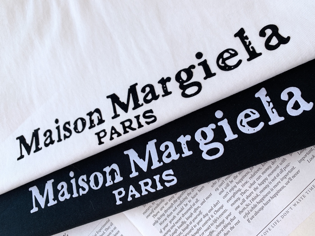 
Maison Margiela MM6 马丁马吉拉 2025SS春夏新品
字母印花标识T恤，经典而休闲
