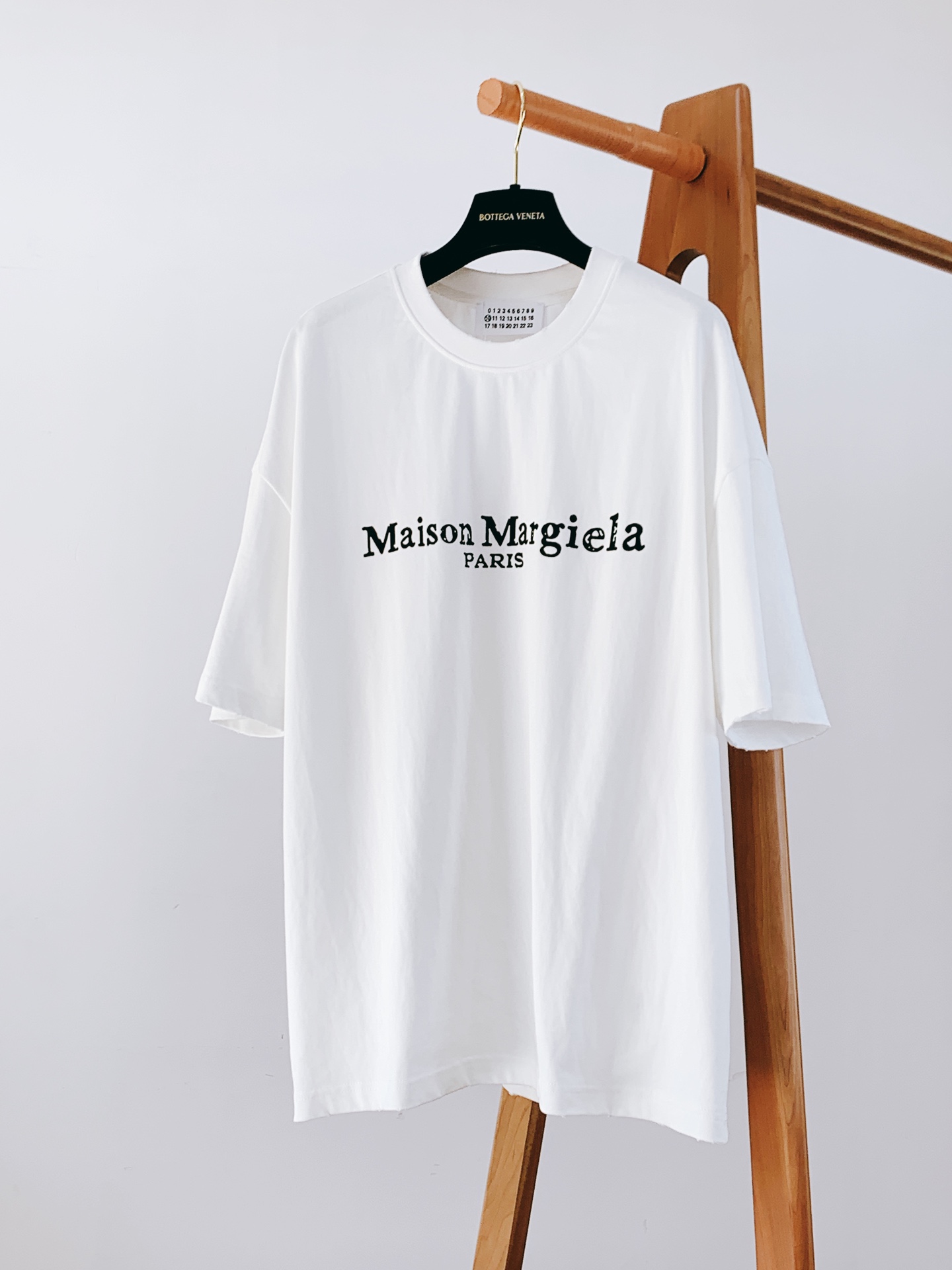 
Maison Margiela MM6 马丁马吉拉 2025SS春夏新品
字母印花标识T恤，经典而休闲