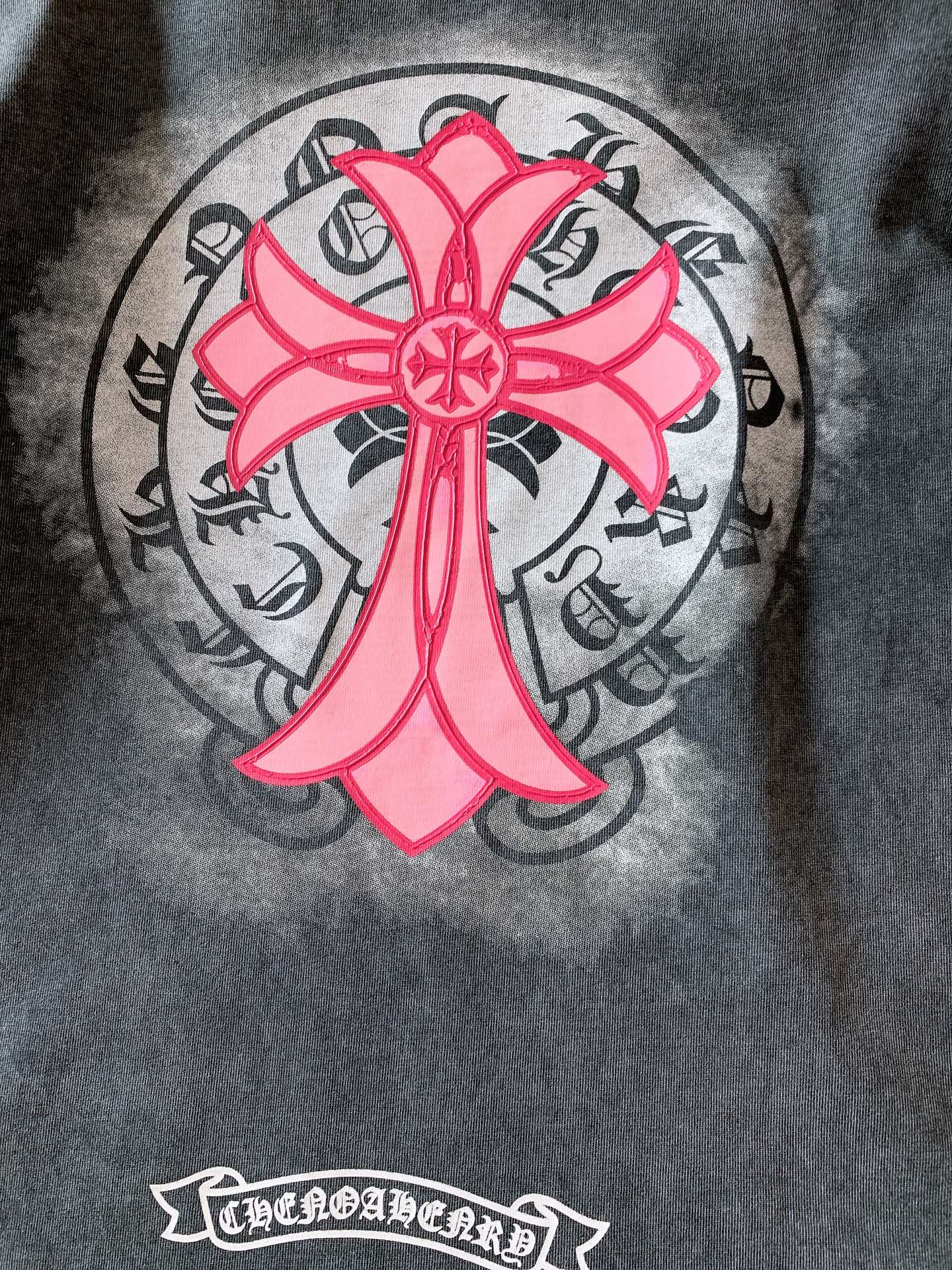
Chrome Hearts 克罗心 2025SS春夏新款
做旧复古拉浆印花工艺短袖T恤。
星云梵文真的
