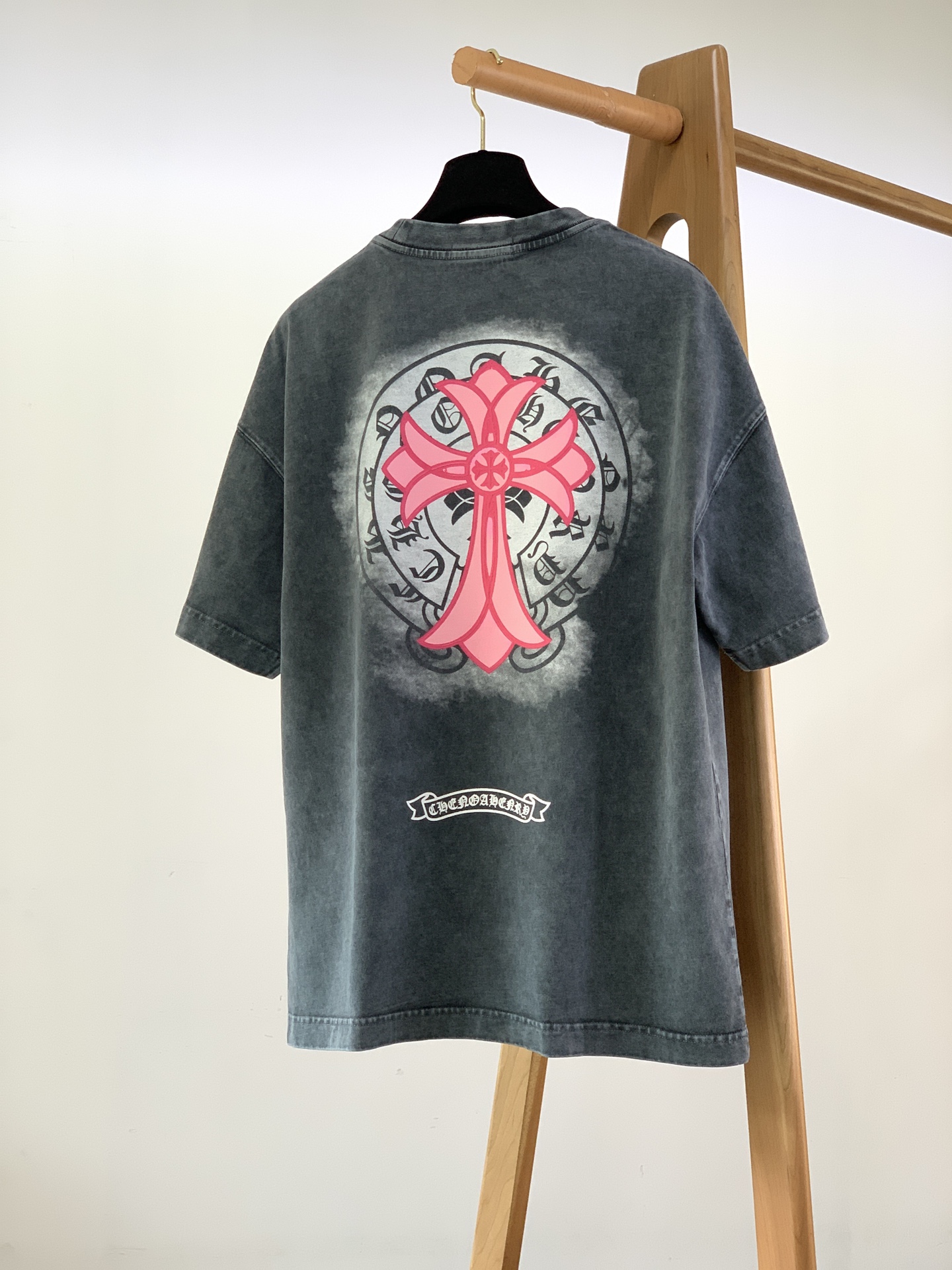 
Chrome Hearts 克罗心 2025SS春夏新款
做旧复古拉浆印花工艺短袖T恤。
星云梵文真的
