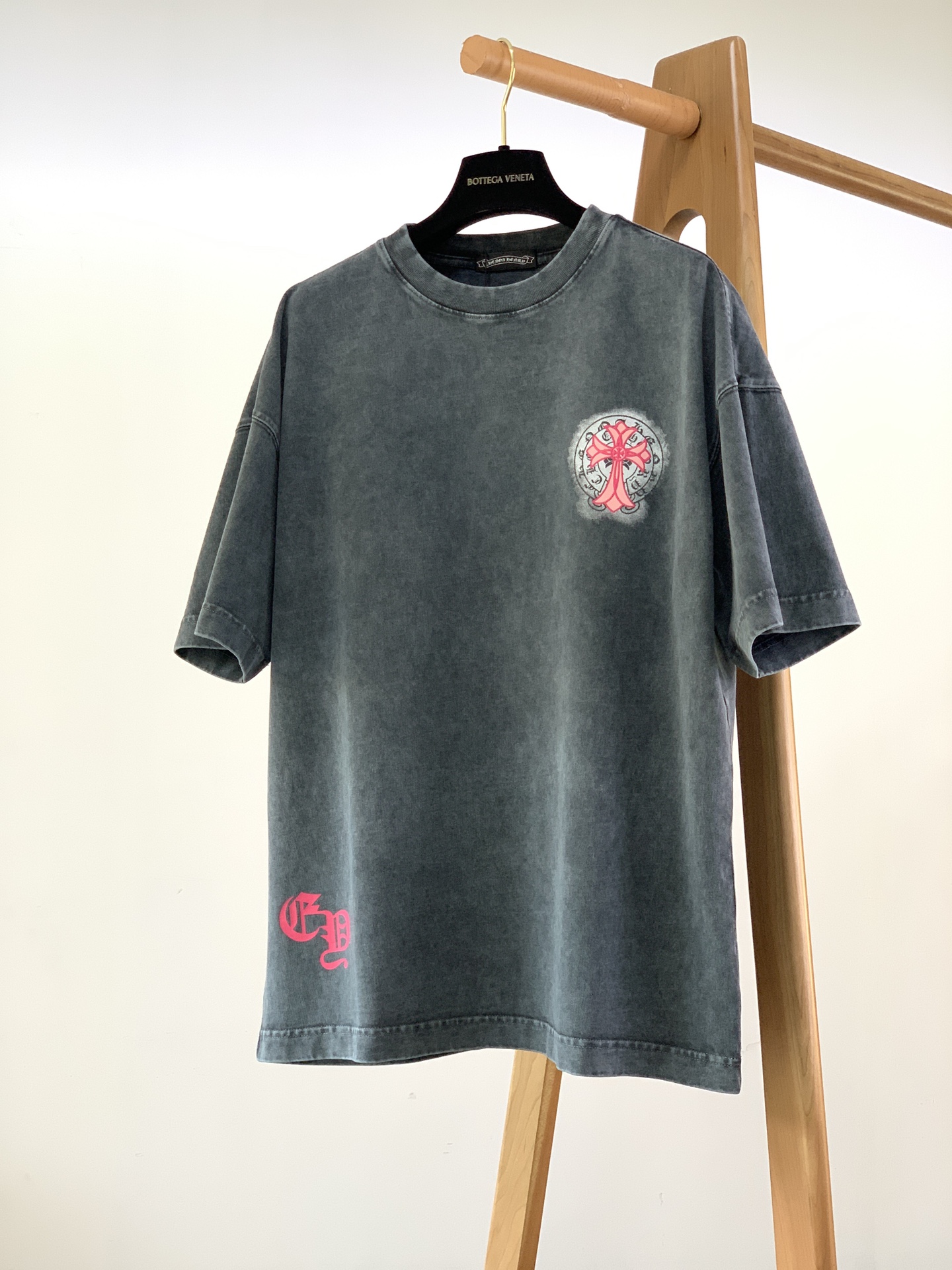 
Chrome Hearts 克罗心 2025SS春夏新款
做旧复古拉浆印花工艺短袖T恤。
星云梵文真的