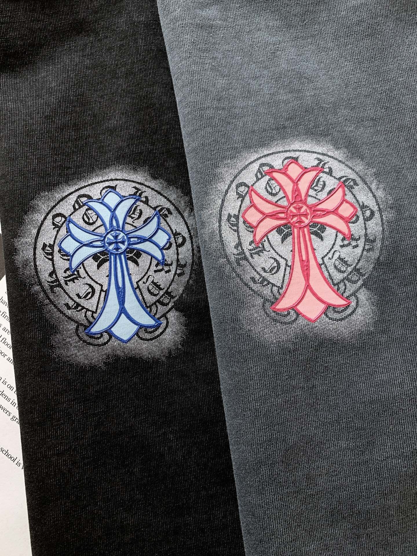 
Chrome Hearts 克罗心 2025SS春夏新款
做旧复古拉浆印花工艺短袖T恤。
星云梵文真的