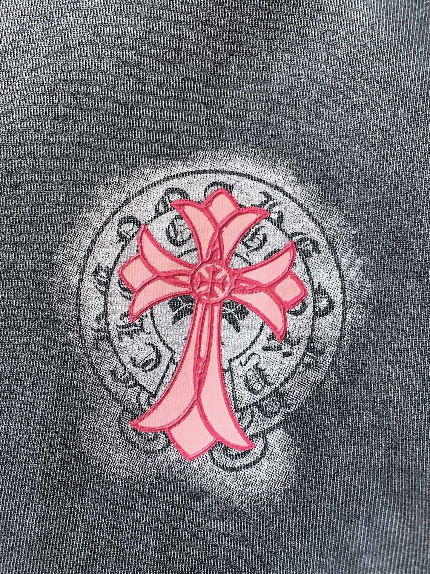 
Chrome Hearts 克罗心 2025SS春夏新款
做旧复古拉浆印花工艺短袖T恤。
星云梵文真的