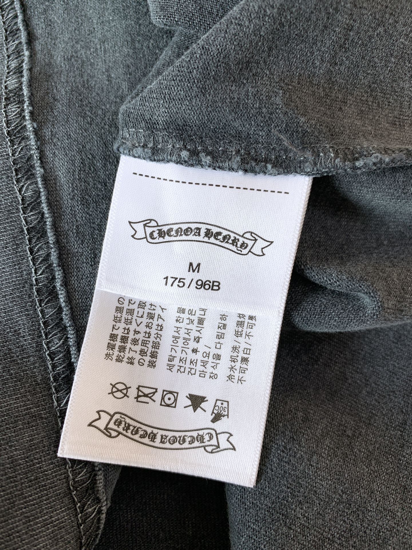
Chrome Hearts 克罗心 2025SS春夏新款
做旧复古拉浆印花工艺短袖T恤。
星云梵文真的
