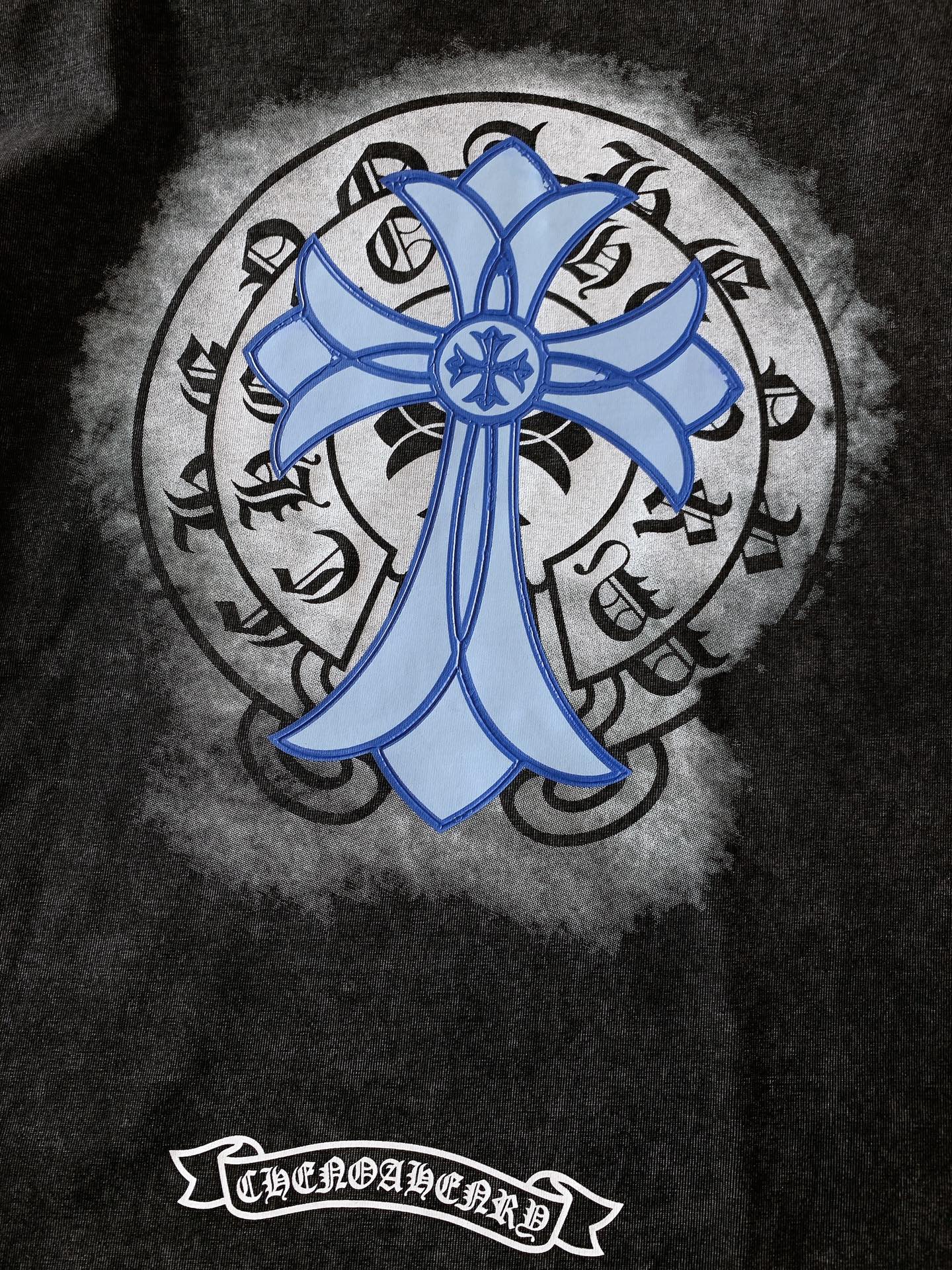
Chrome Hearts 克罗心 2025SS春夏新款
做旧复古拉浆印花工艺短袖T恤。
星云梵文真的
