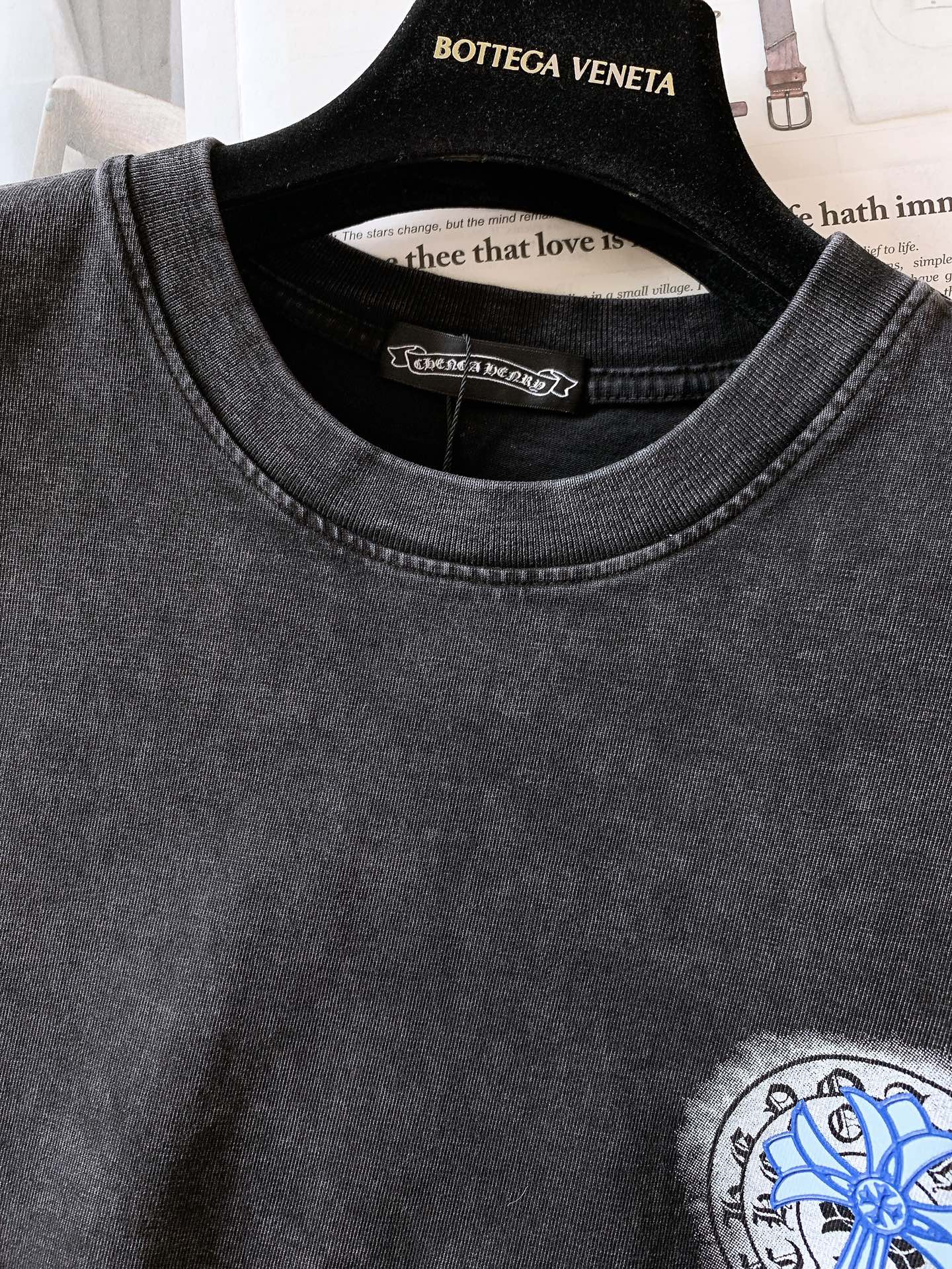 
Chrome Hearts 克罗心 2025SS春夏新款
做旧复古拉浆印花工艺短袖T恤。
星云梵文真的