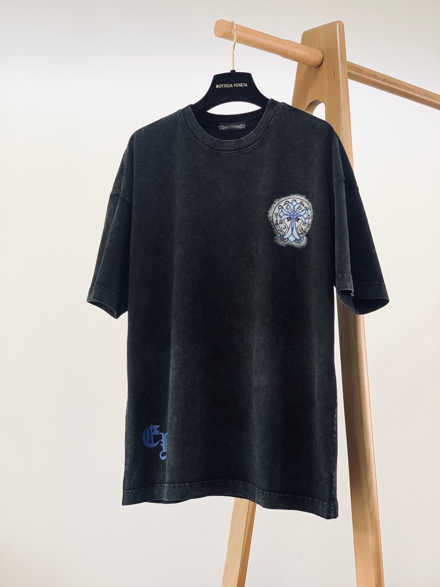 
Chrome Hearts 克罗心 2025SS春夏新款
做旧复古拉浆印花工艺短袖T恤。
星云梵文真的