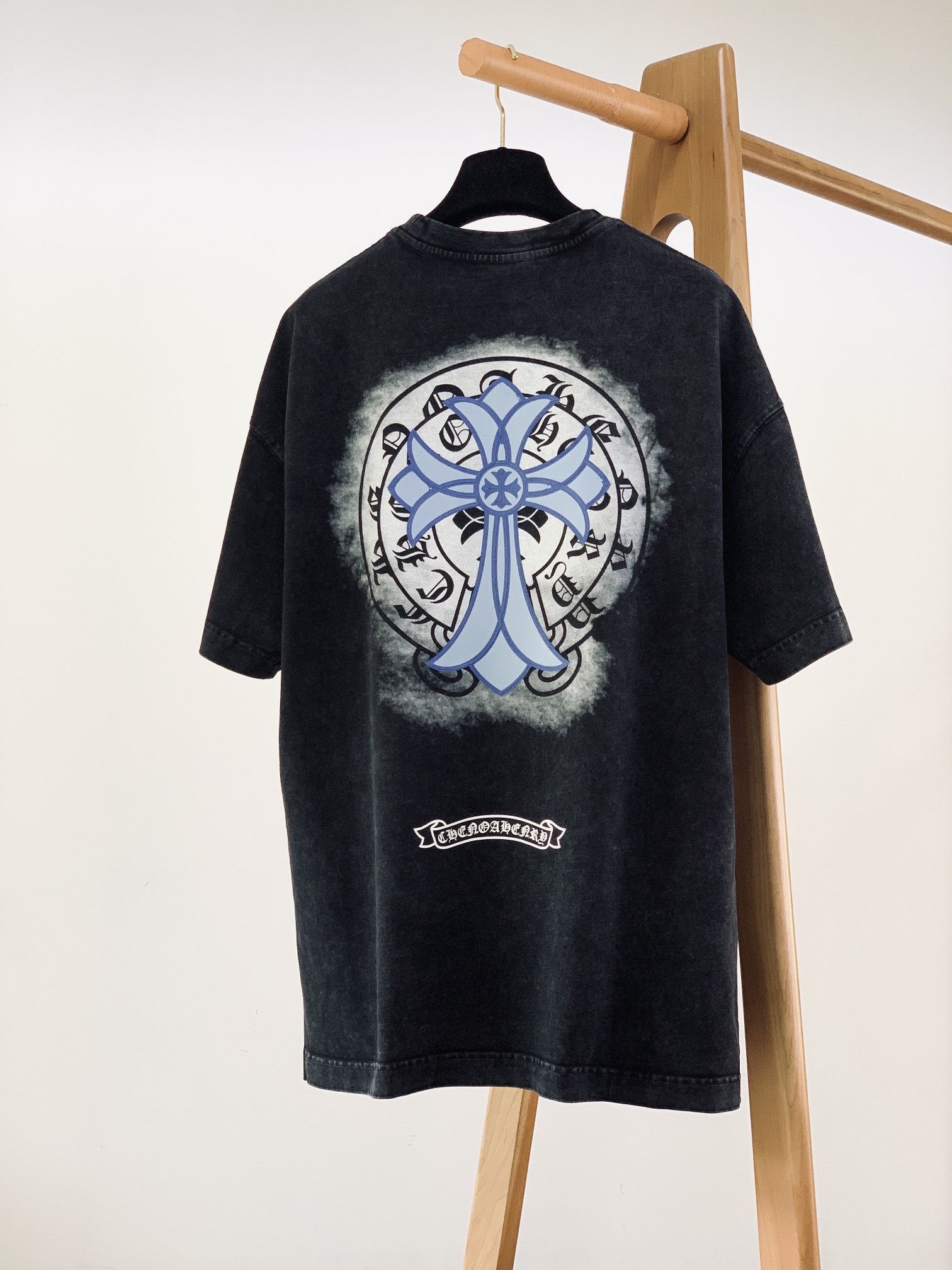 
Chrome Hearts 克罗心 2025SS春夏新款
做旧复古拉浆印花工艺短袖T恤。
星云梵文真的