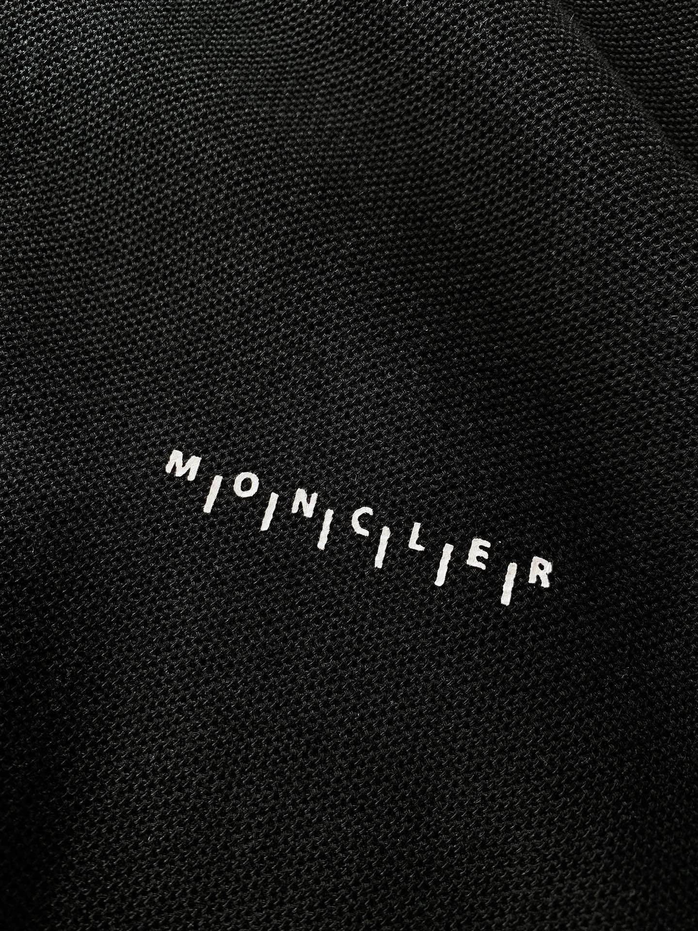 Moncler 蒙口 2025SS春夏新品
太古里砖🧱柜YB购入 起脚珠地翻领短T。
非常规面料裁剪