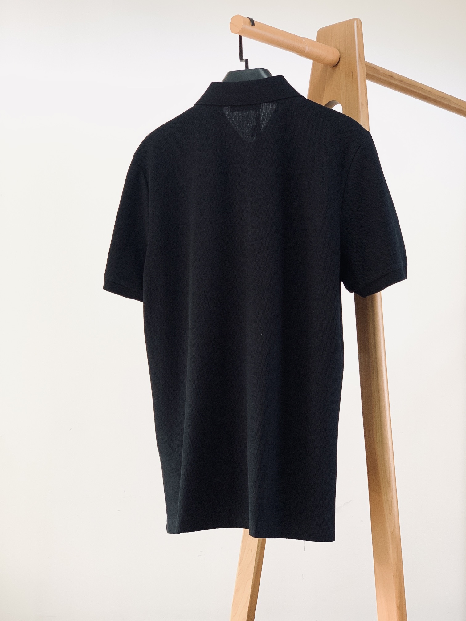 Moncler 蒙口 2025SS春夏新品
太古里砖🧱柜YB购入 起脚珠地翻领短T。
非常规面料裁剪